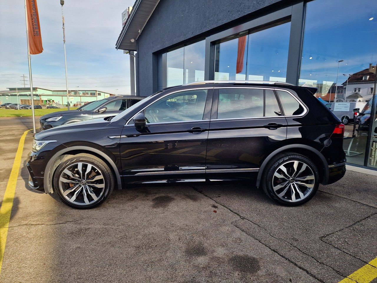 VW Tiguan R-Line, Benzin, Occasion / Gebraucht, Automatik - 3