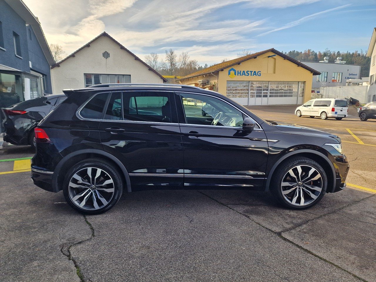 VW Tiguan R-Line, Benzin, Occasion / Gebraucht, Automatik - 7