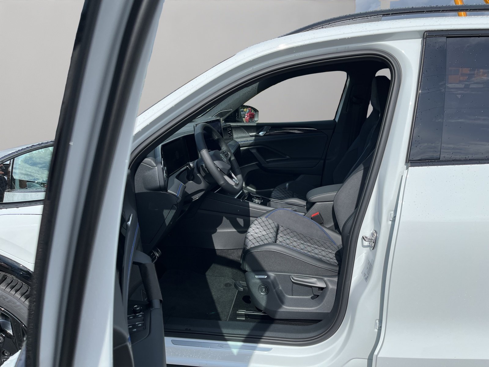 VW Tiguan 1.5 TSI evo2 eHybrid R-Line DSG, Plug-in-Hybrid Benzin/Elektro, Occasion / Gebraucht, Automatik - 4