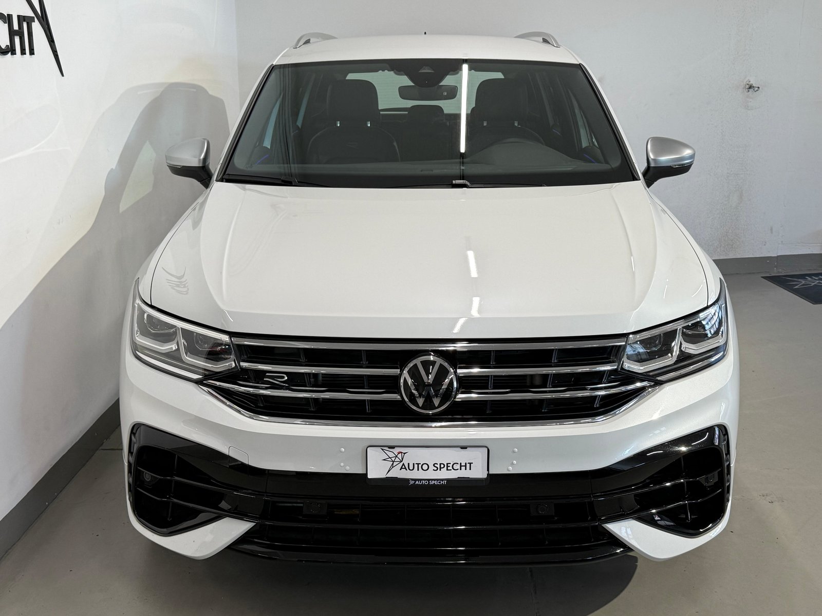 VW Tiguan 2.0TSI R 4Motion DSG, Petrol, Second hand / Used, Automatic - 3