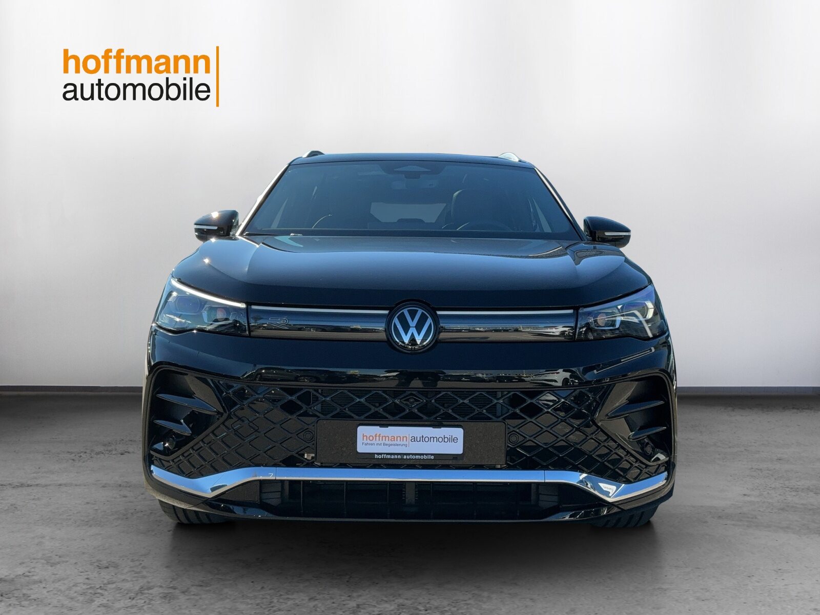 VW Tiguan R-Line UNITED, Full-Hybrid Petrol/Electric, Second hand / Used, Automatic - 2