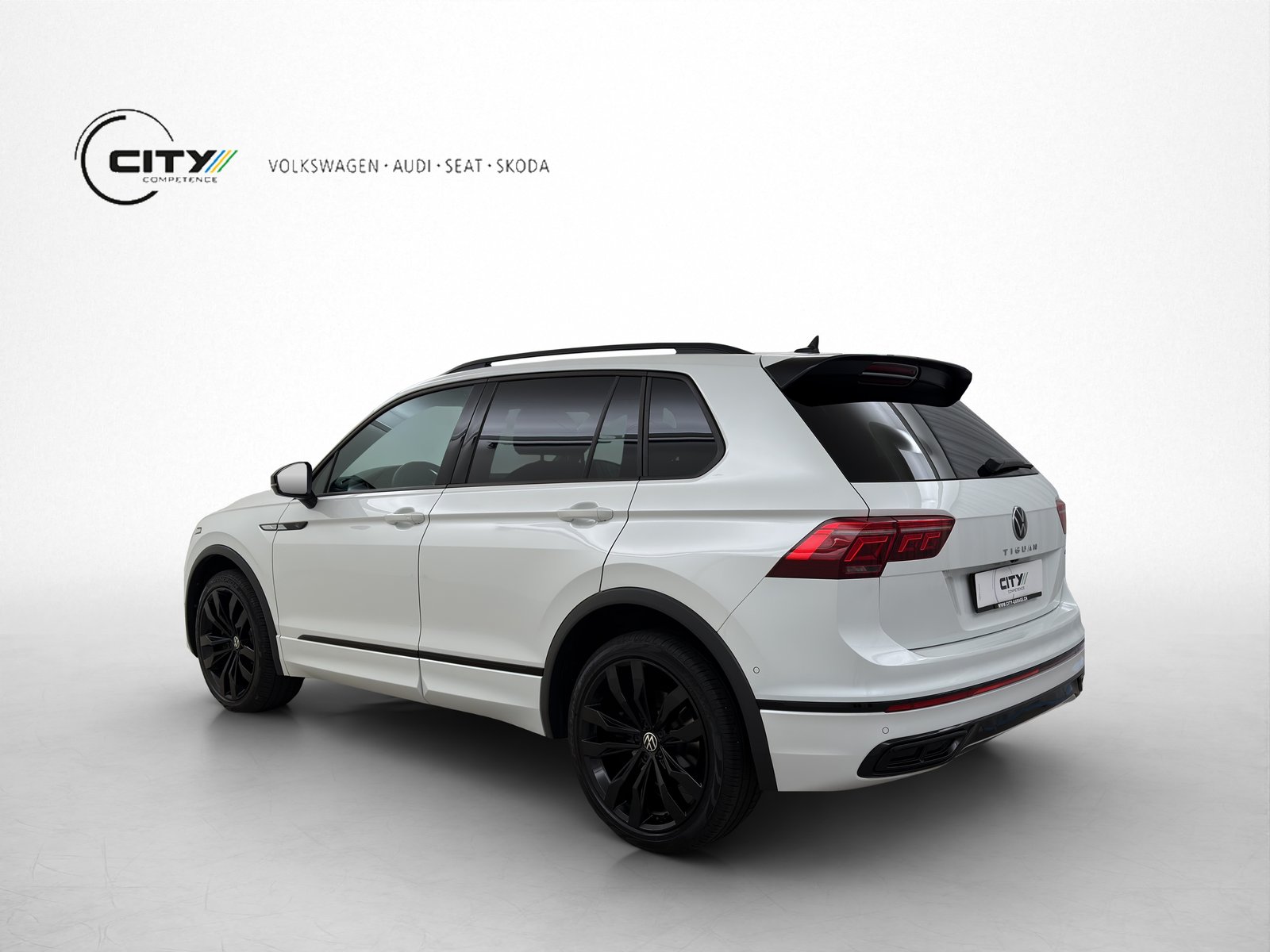 VW Tiguan 2.0 TSI R-Line DSG, Petrol, Second hand / Used, Automatic - 2