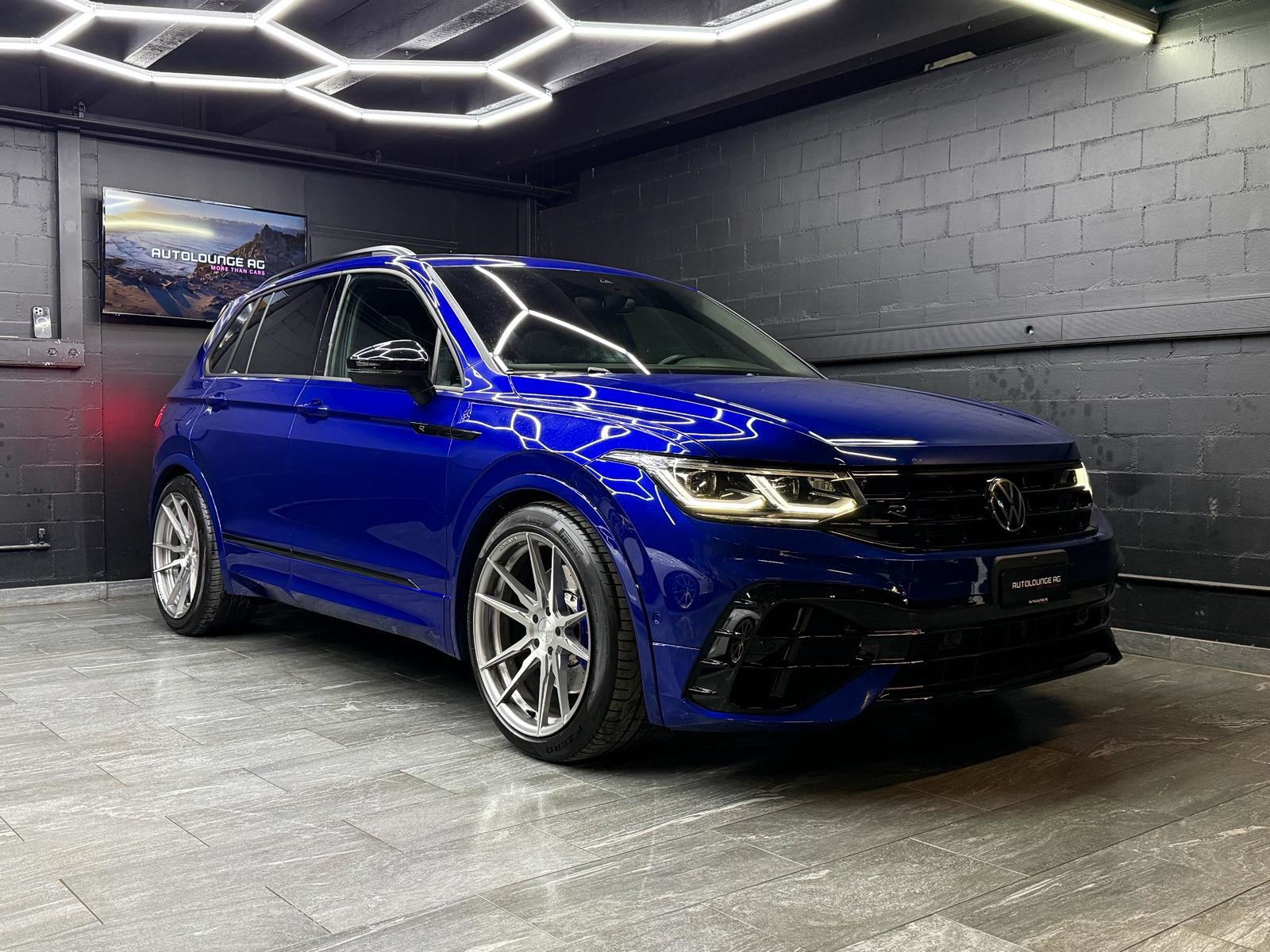 VW Tiguan 2.0TSI R 4Motion DSG *AKRAPOVIC*, Benzina, Occasioni / Usate, Automatico - 2