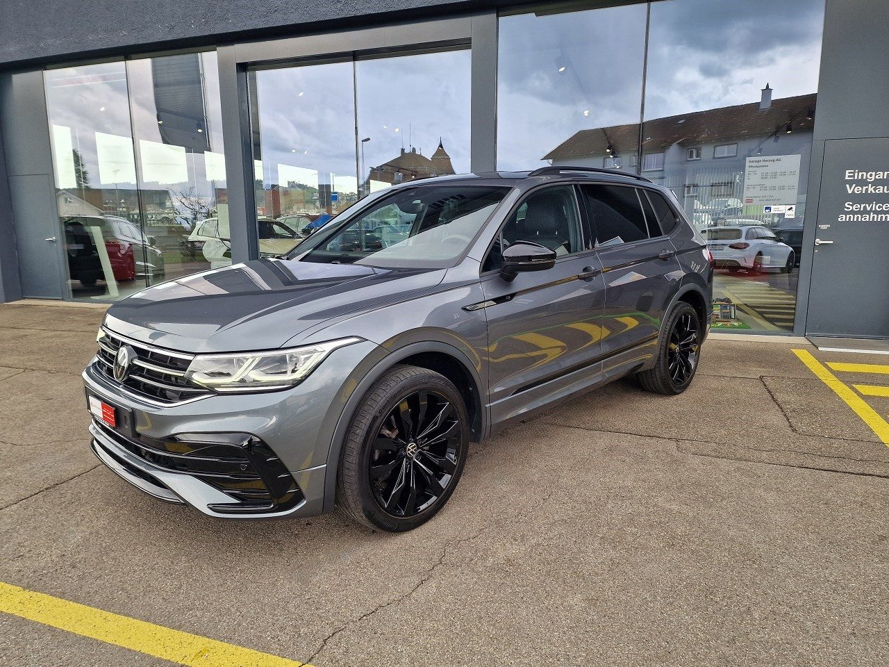 VW Tiguan Allspace PA R-Line, Petrol, Second hand / Used, Automatic - 2