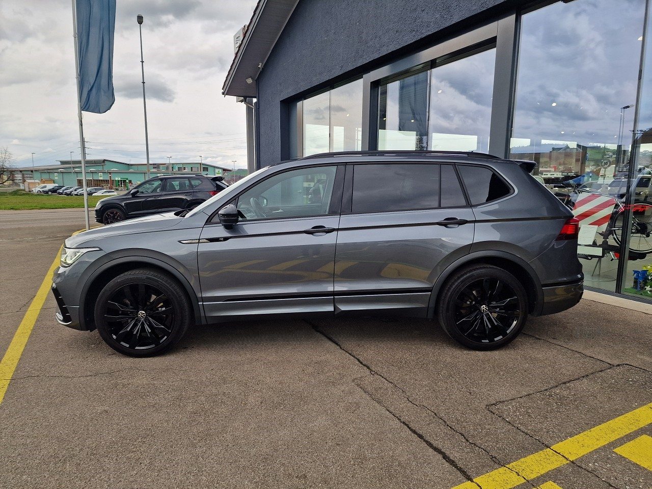 VW Tiguan Allspace PA R-Line, Petrol, Second hand / Used, Automatic - 3