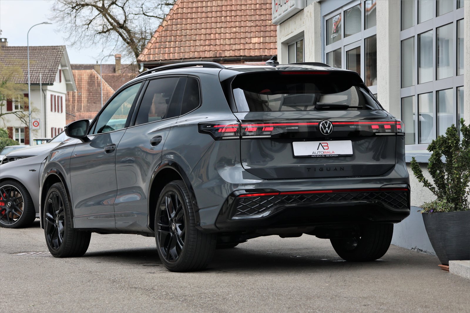 VW Tiguan 2.0 TDI SCR United 4Motion DSG R-Line (CH) + 2.5T, Diesel, Occasioni / Usate, Automatico - 3