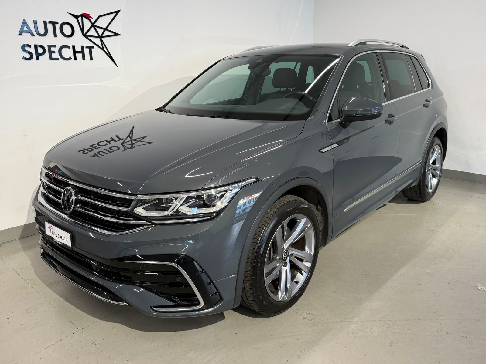 VW Tiguan 2.0TSI R-Line 4Motion DSG, Petrol, Second hand / Used, Automatic - 2