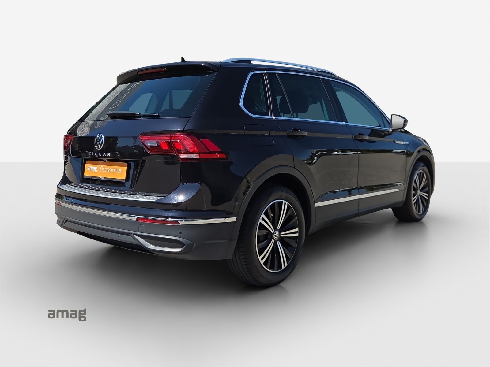 VW Tiguan Life, Petrol, Second hand / Used, Automatic - 5