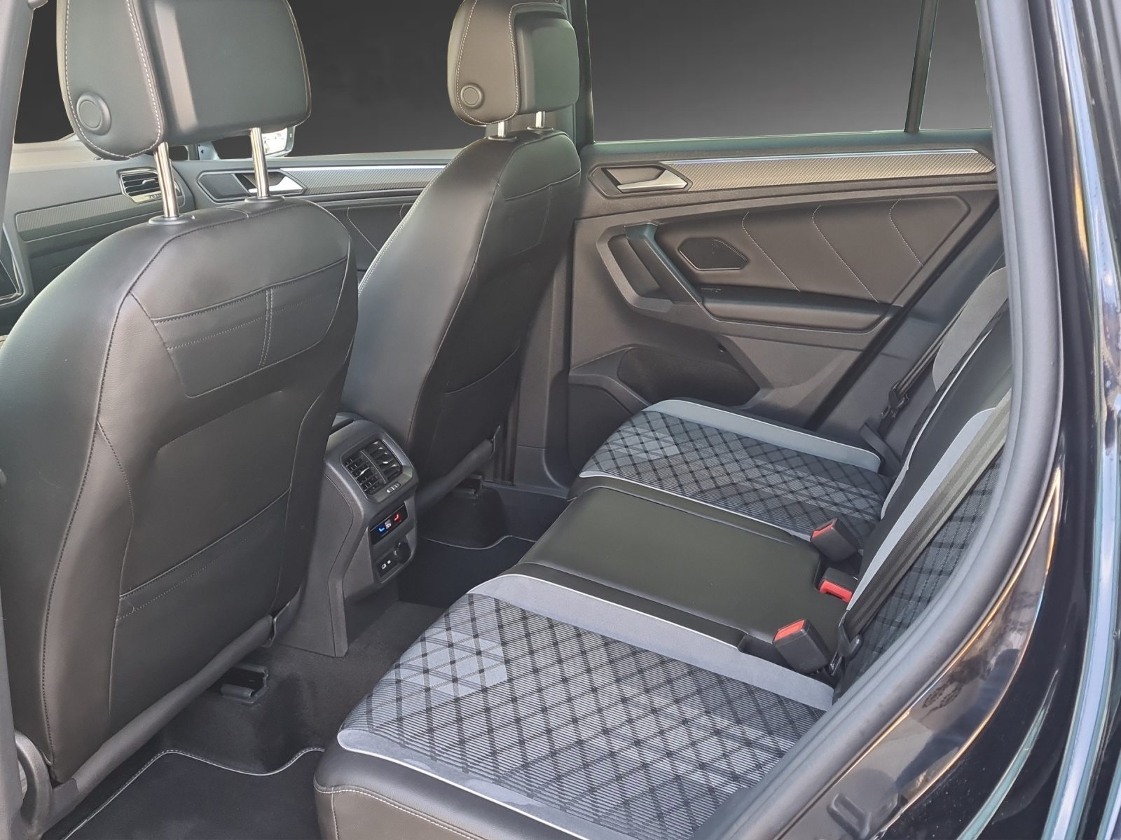 VW Tiguan R-Line SELECTION PHEV, Hybride Integrale Benzina/Elettrica, Occasioni / Usate, Automatico - 7