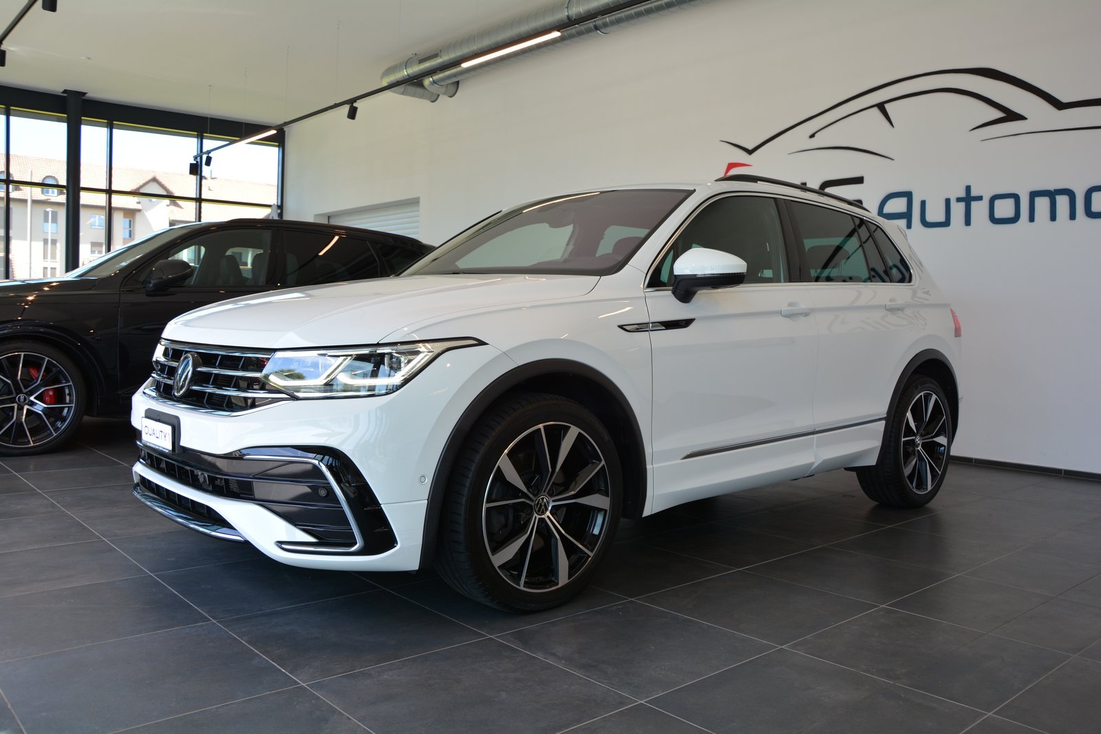 VW Tiguan 2.0TSI R-Line 4Motion DSG, Petrol, Second hand / Used, Automatic - 2