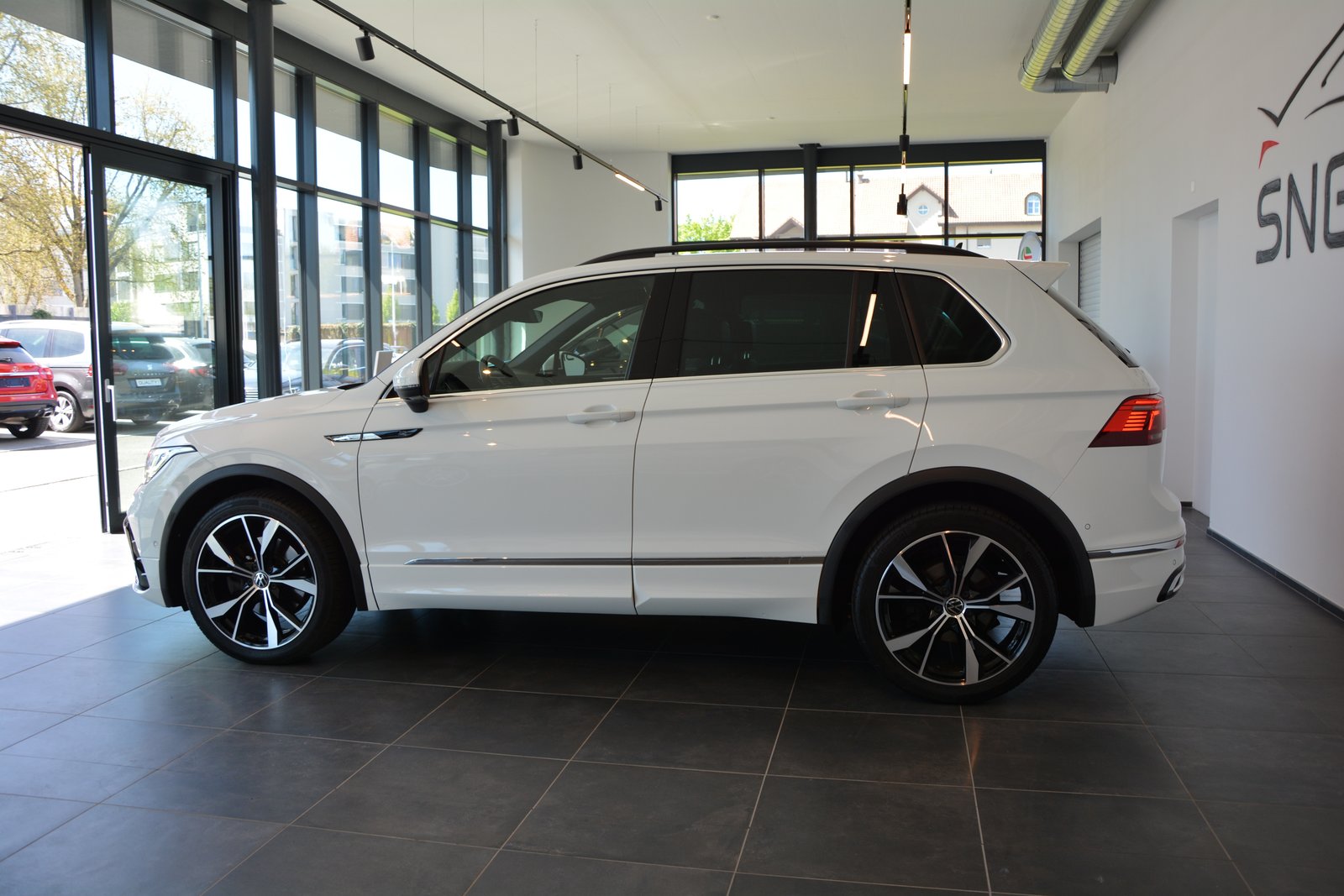 VW Tiguan 2.0TSI R-Line 4Motion DSG, Petrol, Second hand / Used, Automatic - 3