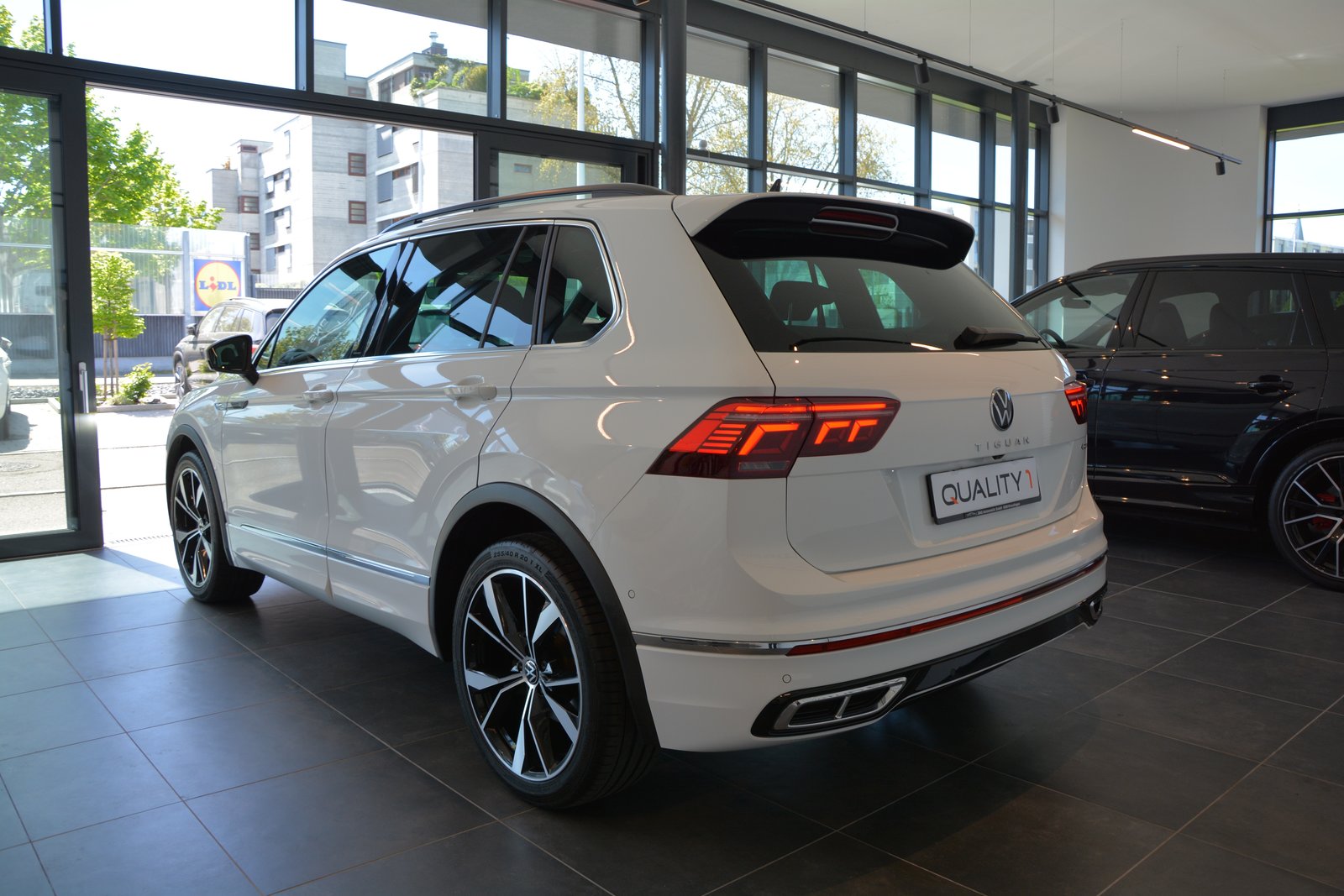 VW Tiguan 2.0TSI R-Line 4Motion DSG, Petrol, Second hand / Used, Automatic - 4