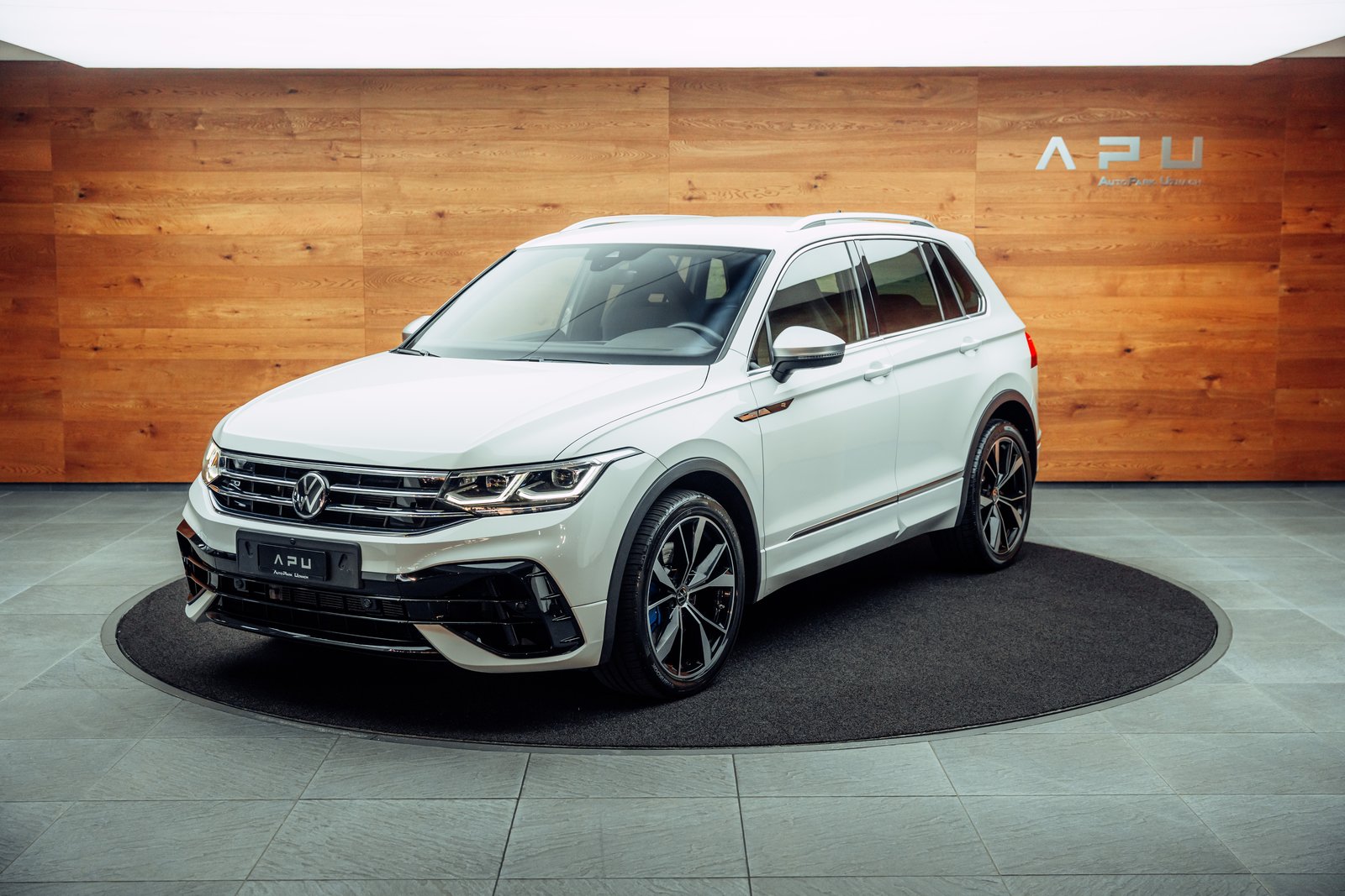 VW Tiguan 2.0TSI R 4Motion DSG, Petrol, Second hand / Used, Automatic - 4