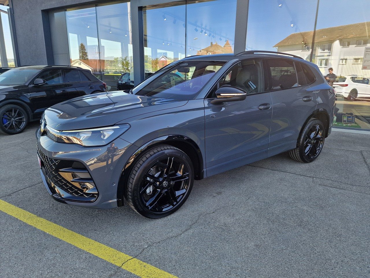 VW Tiguan R-Line, Benzina, Occasioni / Usate, Automatico - 2