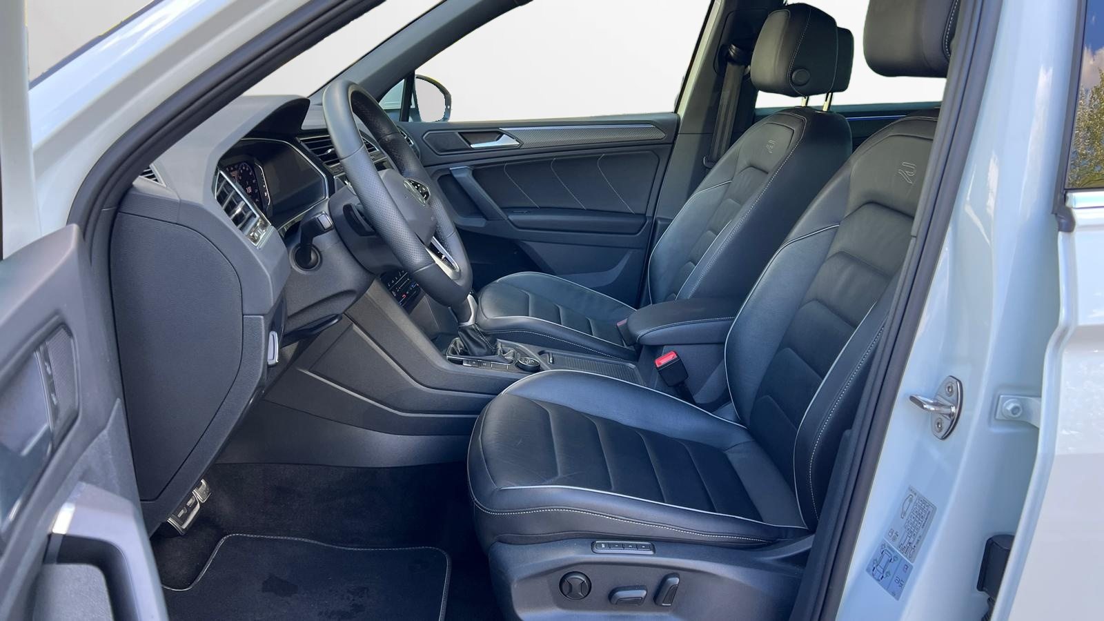 VW Tiguan R-Line, Petrol, Second hand / Used, Automatic - 5