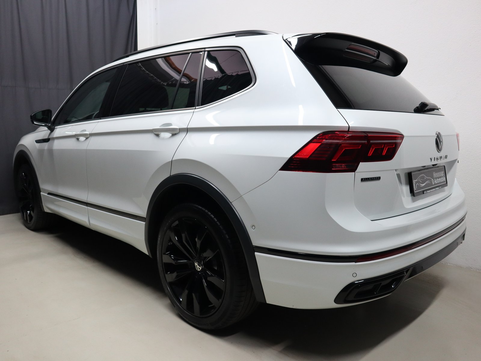 VW Tiguan Allspace 2.0 TSI 4Motion DSG - R-Line - Black Styl, Petrol, Second hand / Used, Automatic - 4