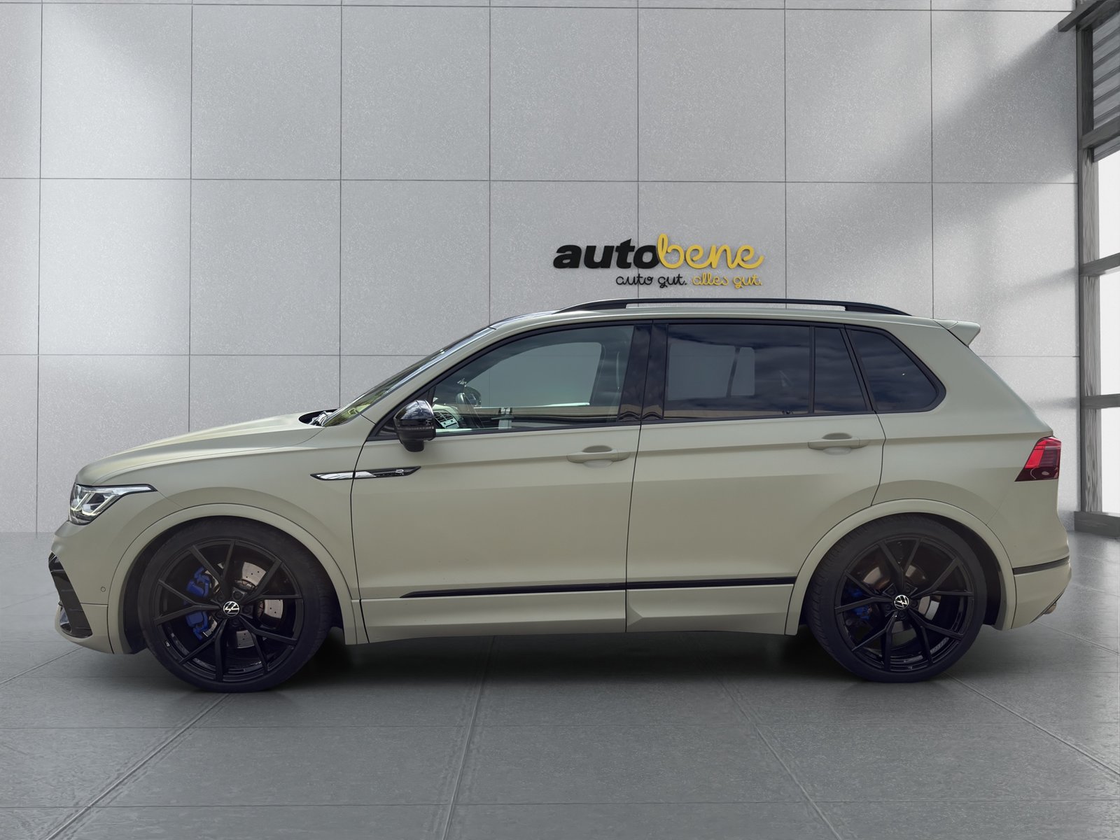 VW Tiguan 2.0TSI R 4Motion DSG, Petrol, Second hand / Used, Automatic - 3