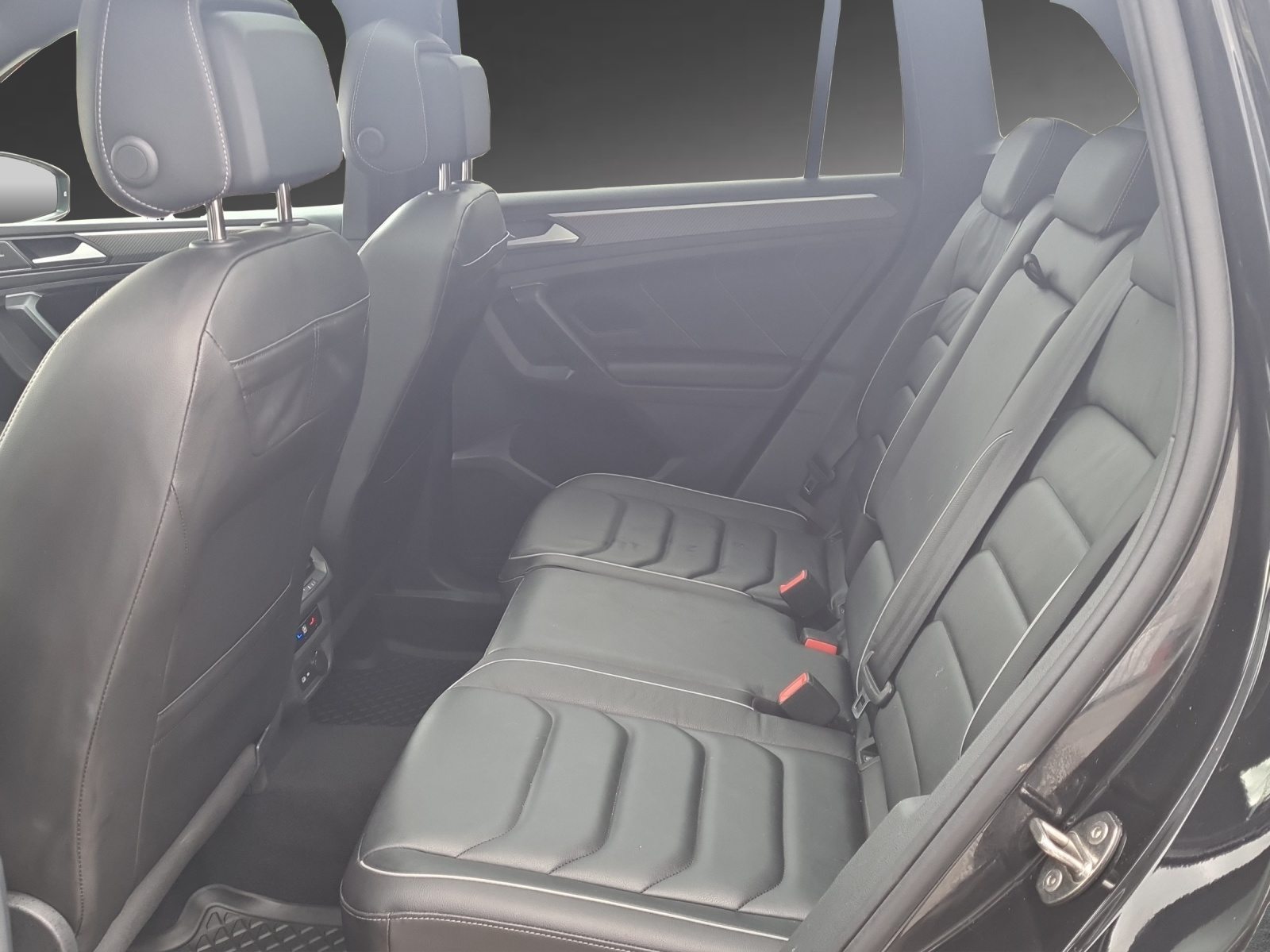 VW Tiguan R-Line, Petrol, Second hand / Used, Automatic - 7