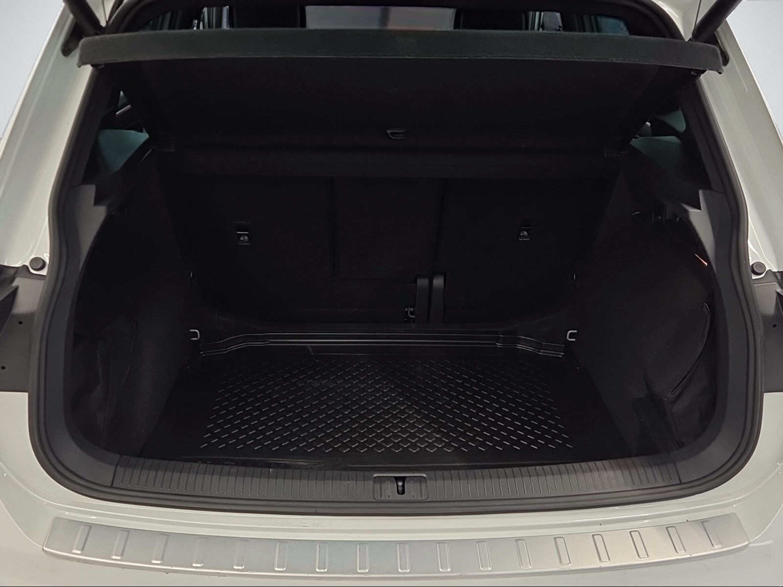 VW Tiguan 2.0 TDI SCR R-Line DSG (netto), Diesel, Occasion / Gebraucht, Automatik - 7
