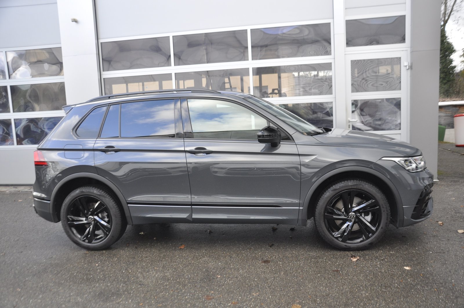 VW Tiguan 1.4TSI PHEV R-Line DSG, Plug-in-Hybrid Benzin/Elektro, Occasion / Gebraucht, Automatik - 2