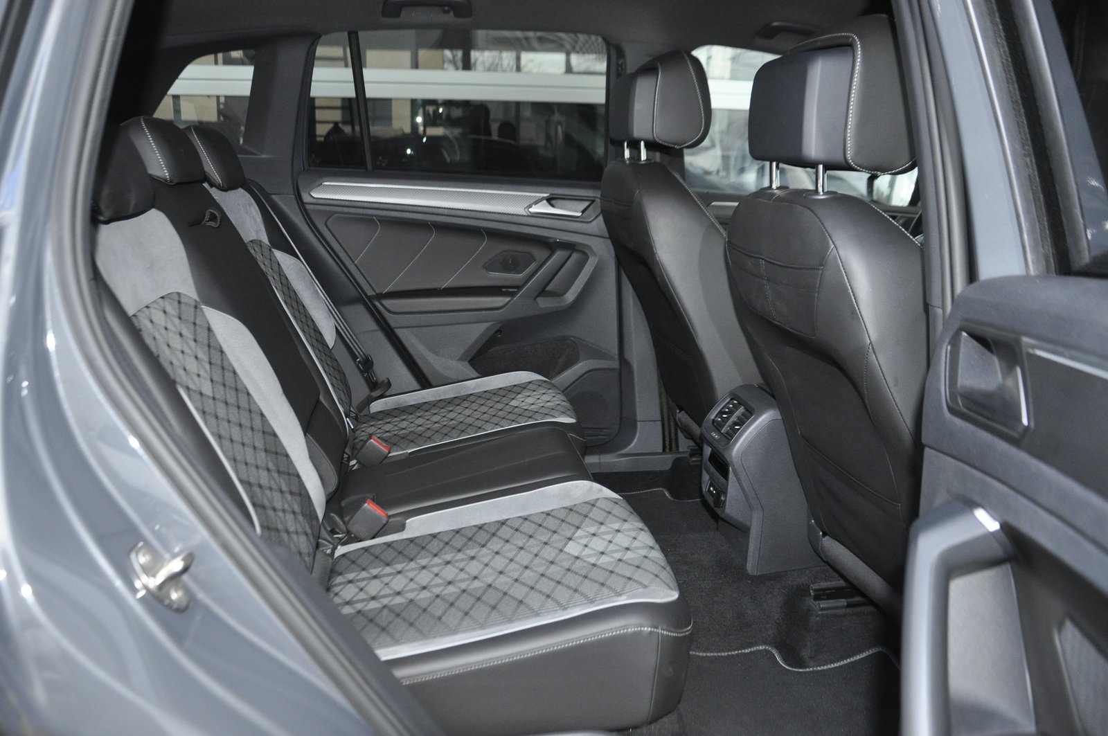VW Tiguan 1.4TSI PHEV R-Line DSG, Plug-in-Hybrid Benzin/Elektro, Occasion / Gebraucht, Automatik - 6