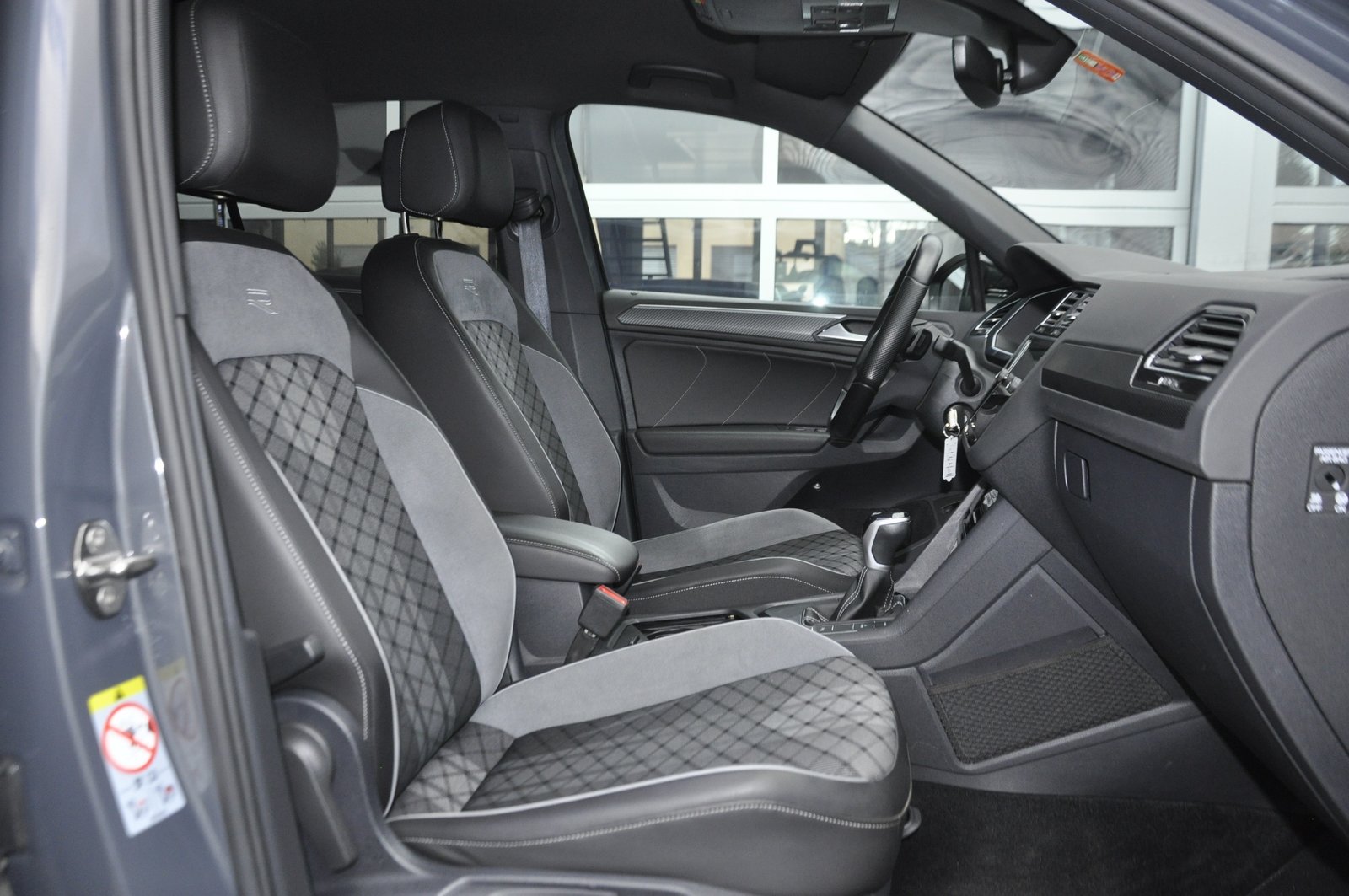VW Tiguan 1.4TSI PHEV R-Line DSG, Plug-in-Hybrid Benzin/Elektro, Occasion / Gebraucht, Automatik - 7