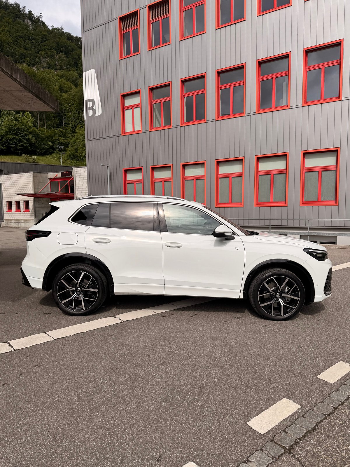 VW Tiguan 2.0 TDI SCR R-Line 4Motion DSG, Diesel, Occasion / Gebraucht, Automatik - 3