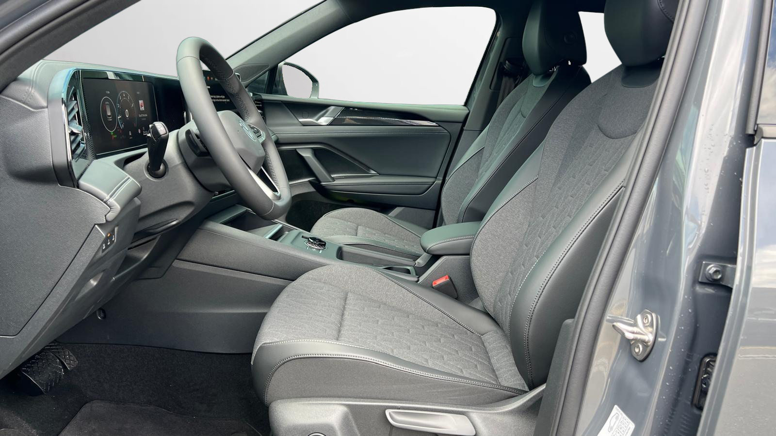 VW Tiguan UNITED, Petrol, Second hand / Used, Automatic - 5