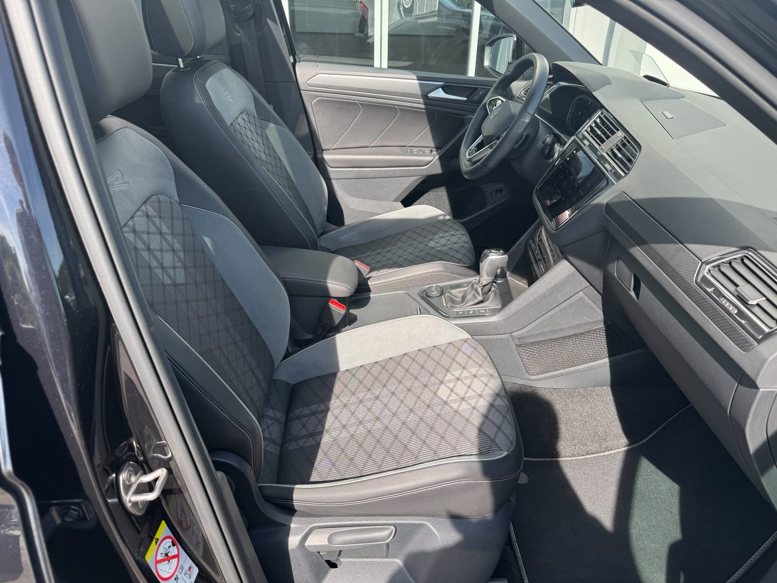 VW Tiguan R-Line, Benzin, Occasion / Gebraucht, Automatik - 3