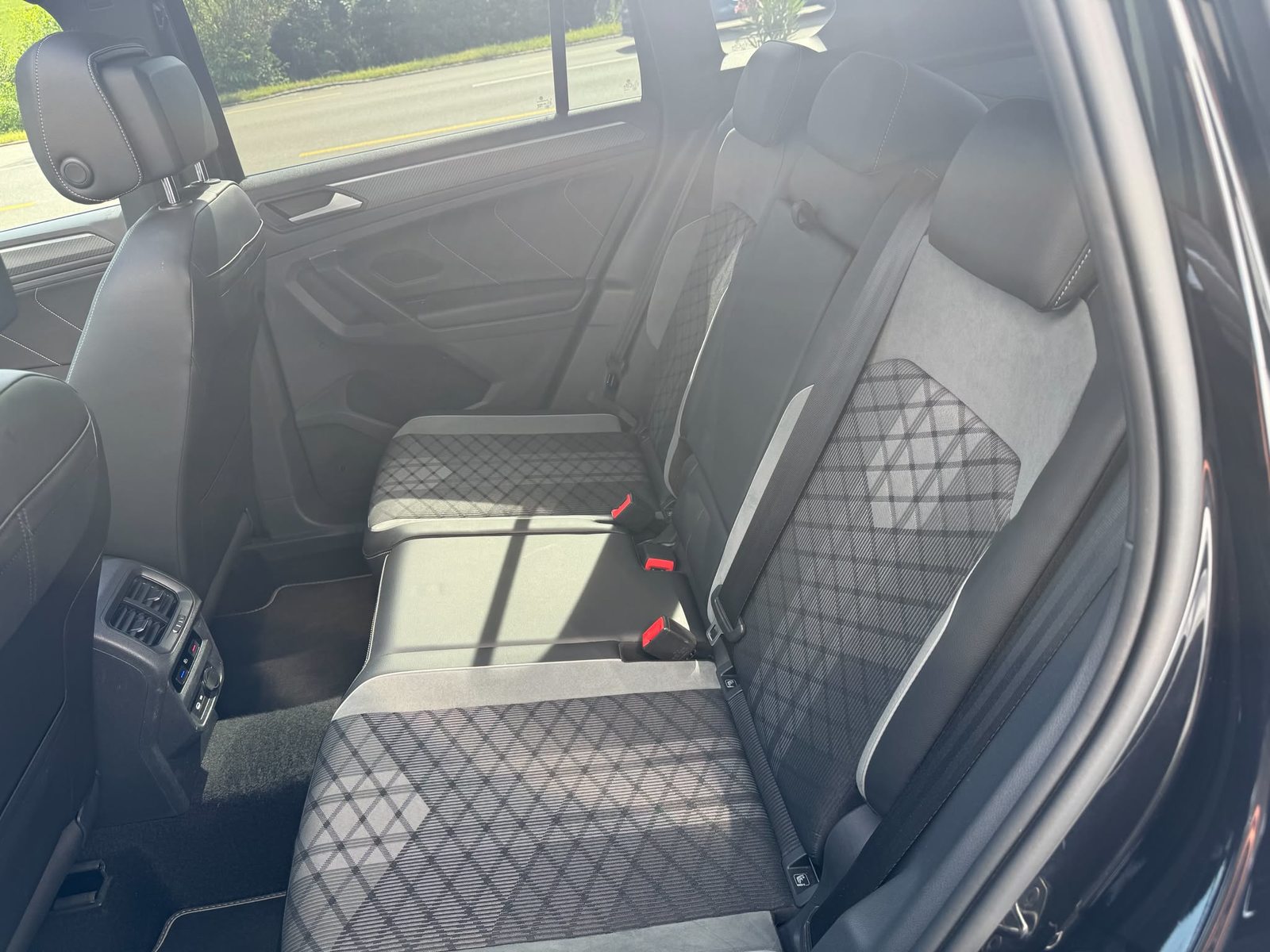 VW Tiguan R-Line, Benzin, Occasion / Gebraucht, Automatik - 6