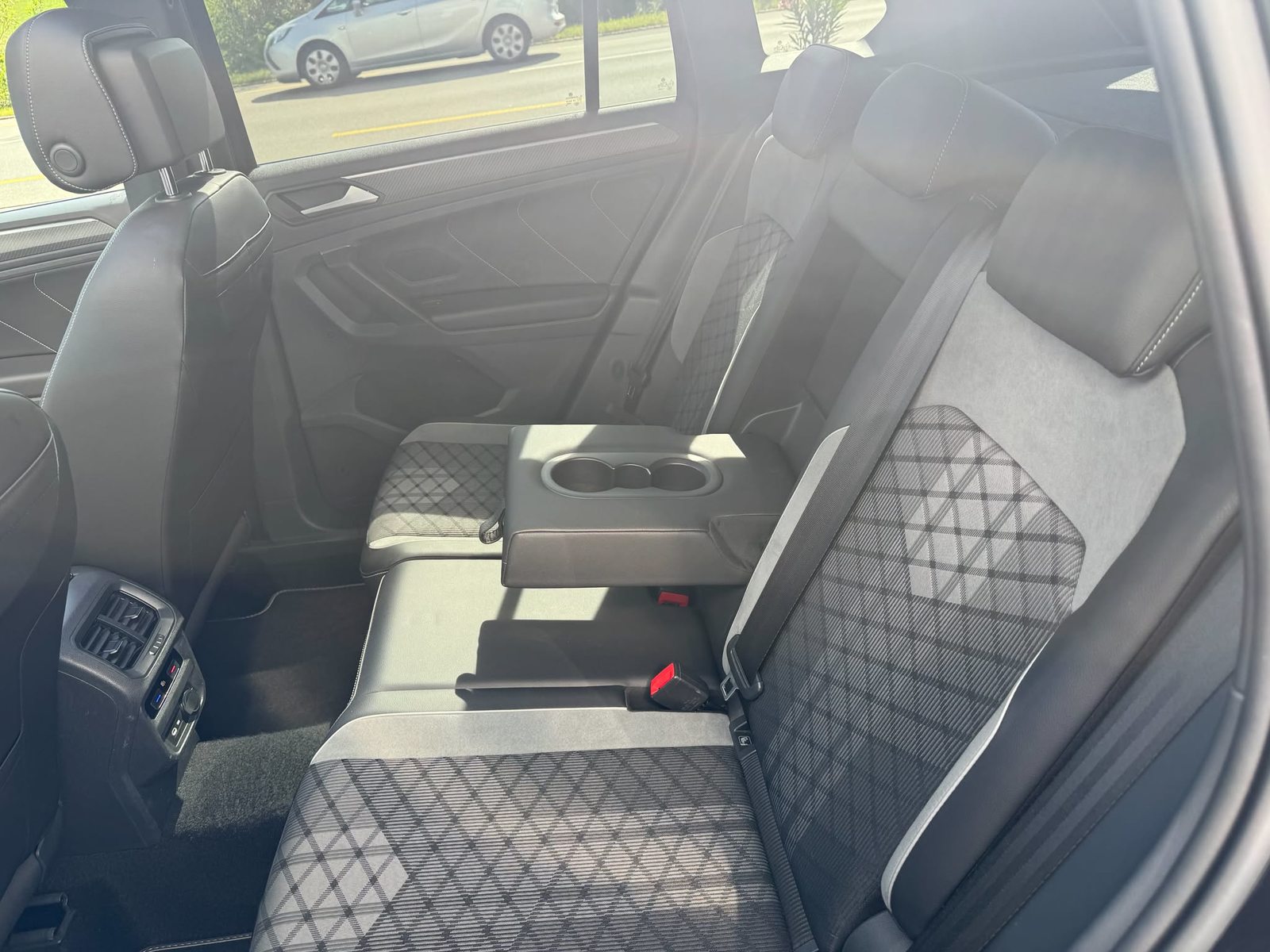 VW Tiguan R-Line, Benzin, Occasion / Gebraucht, Automatik - 7