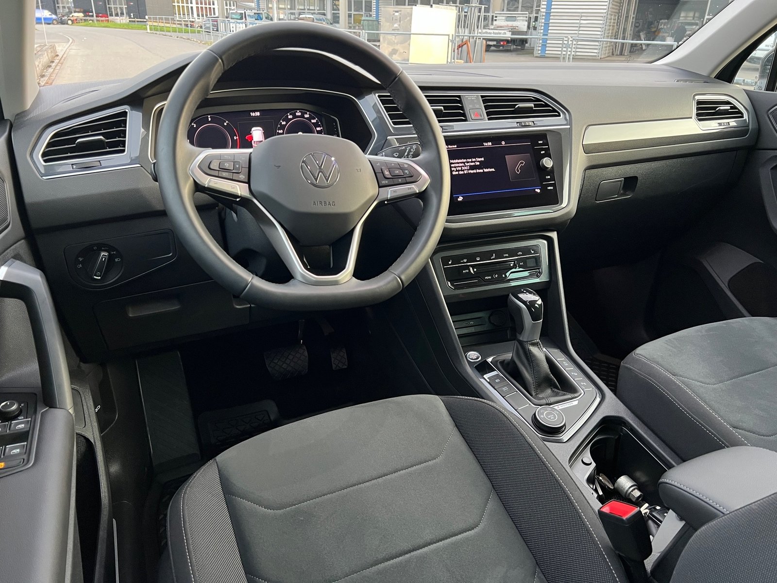 VW Tiguan 2.0 TDI SCR Elegance 4Motion DSG, Diesel, Second hand / Used, Automatic - 5