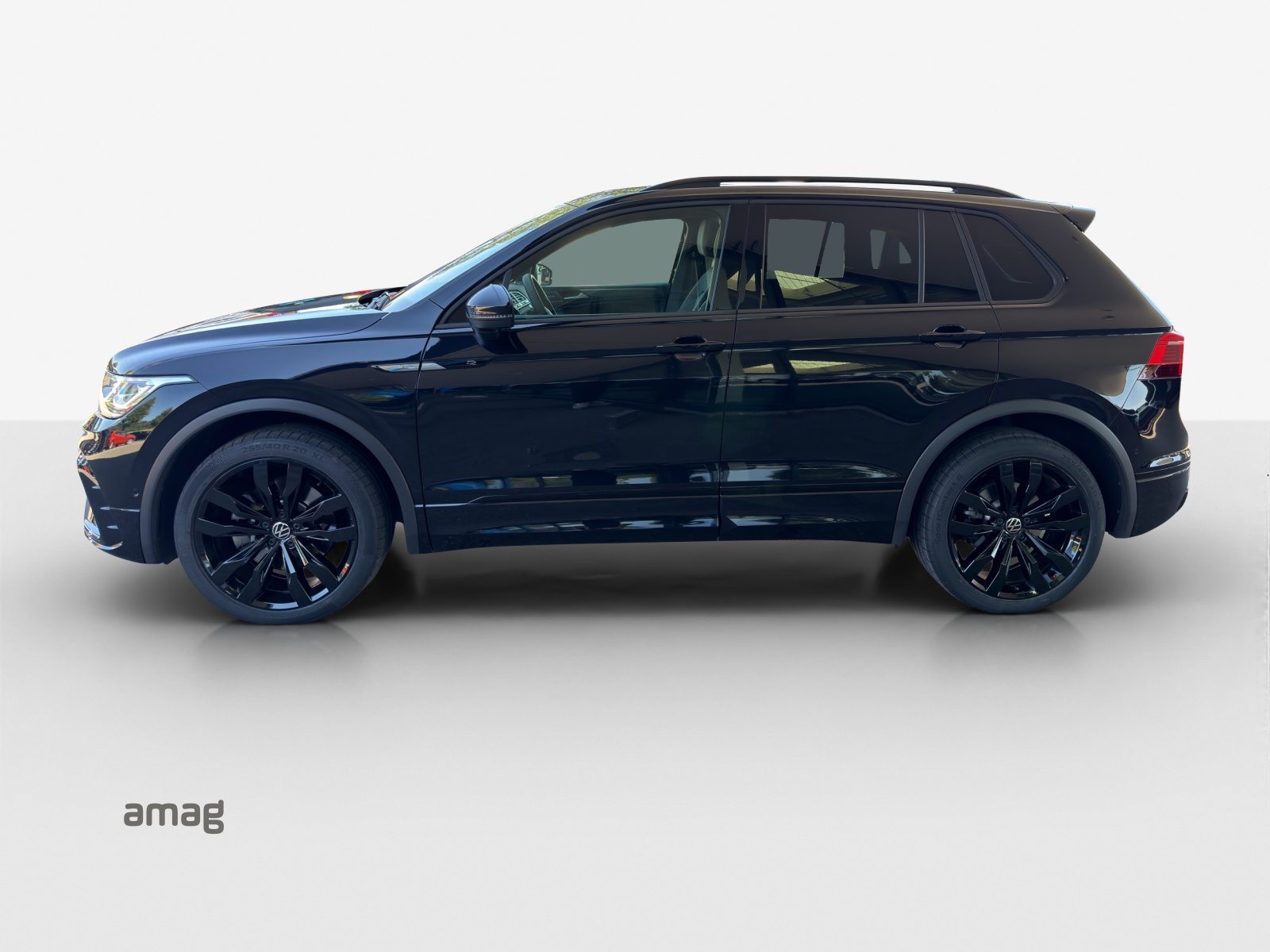 VW Tiguan R-Line, Petrol, Second hand / Used, Automatic - 2