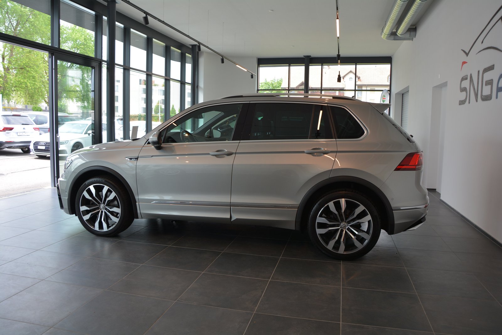 VW Tiguan 2.0TSI Highline 4Motion DSG R-Line, Petrol, Second hand / Used, Automatic - 3