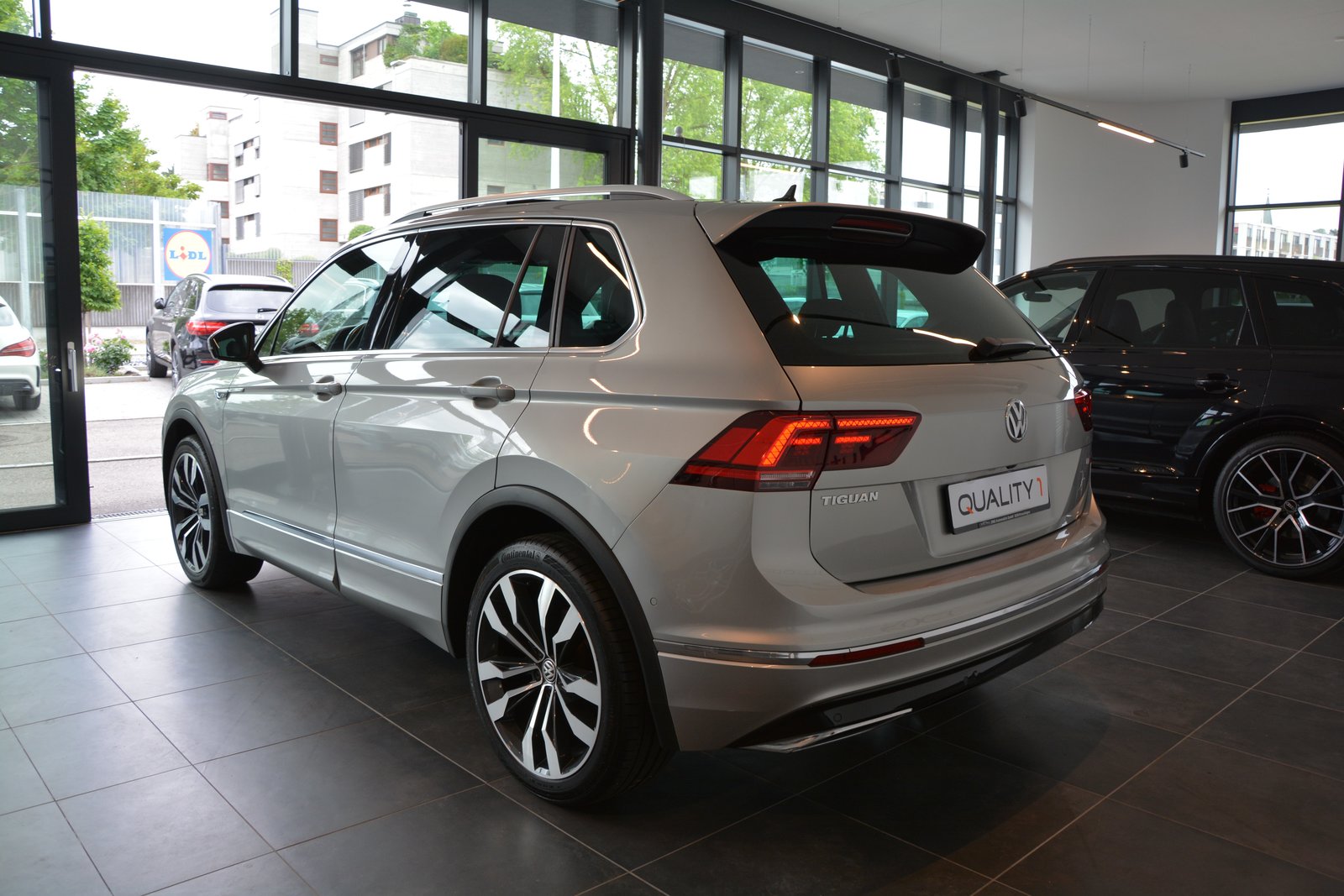 VW Tiguan 2.0TSI Highline 4Motion DSG R-Line, Petrol, Second hand / Used, Automatic - 4
