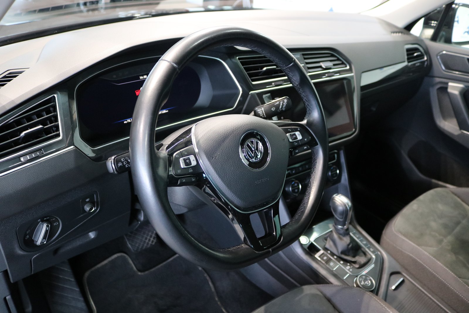 VW Tiguan 2.0TSI Highline 4Motion DSG, Petrol, Second hand / Used, Automatic - 4