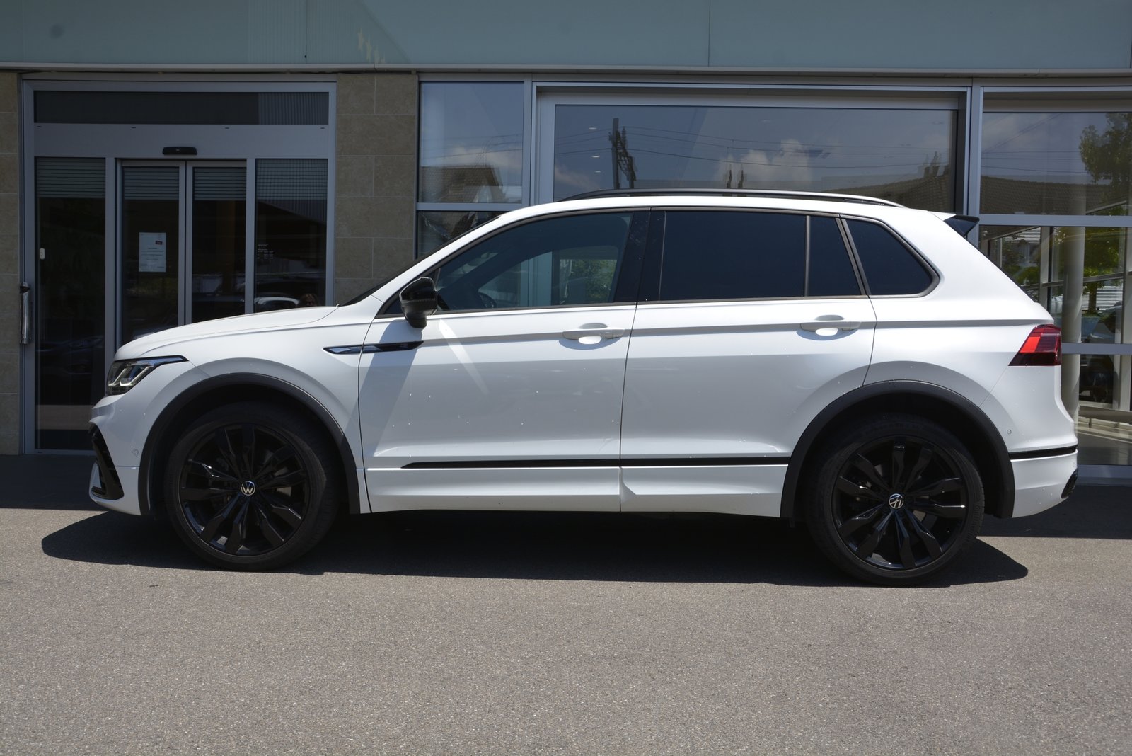 VW Tiguan 2.0 TSI R-Line DSG 2.0 TSI R-Line DSG, Petrol, Second hand / Used, Automatic - 3