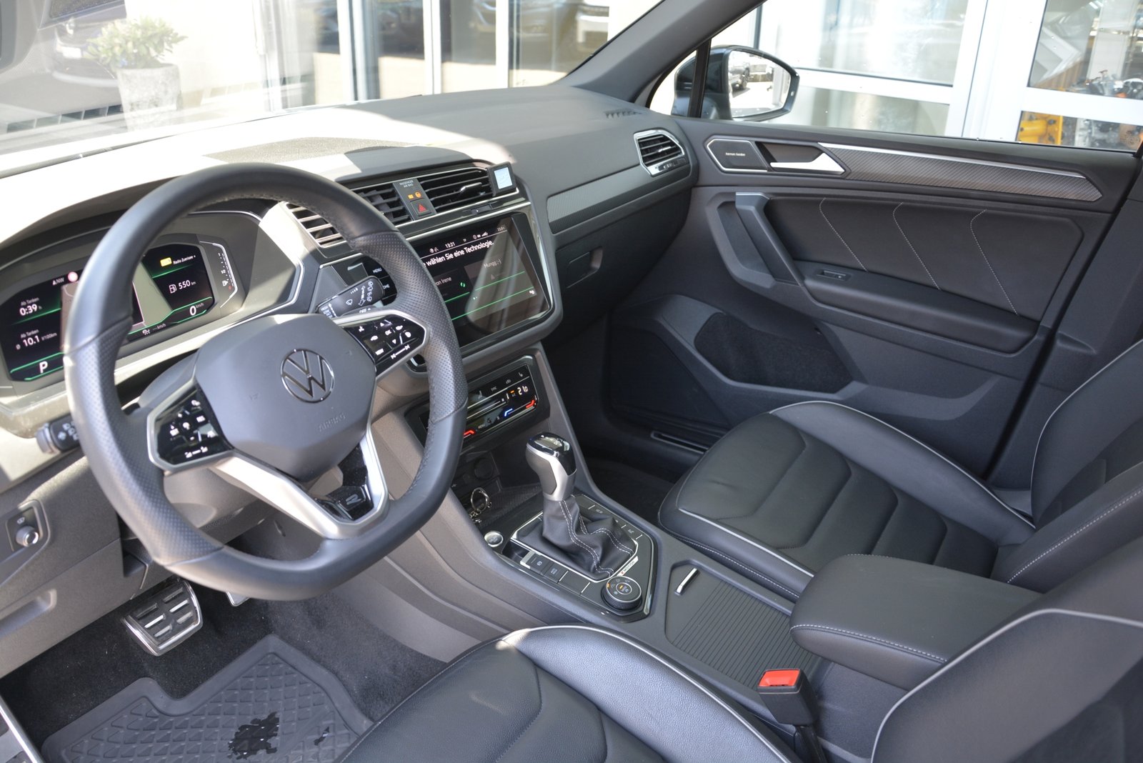 VW Tiguan 2.0 TSI R-Line DSG 2.0 TSI R-Line DSG, Petrol, Second hand / Used, Automatic - 5