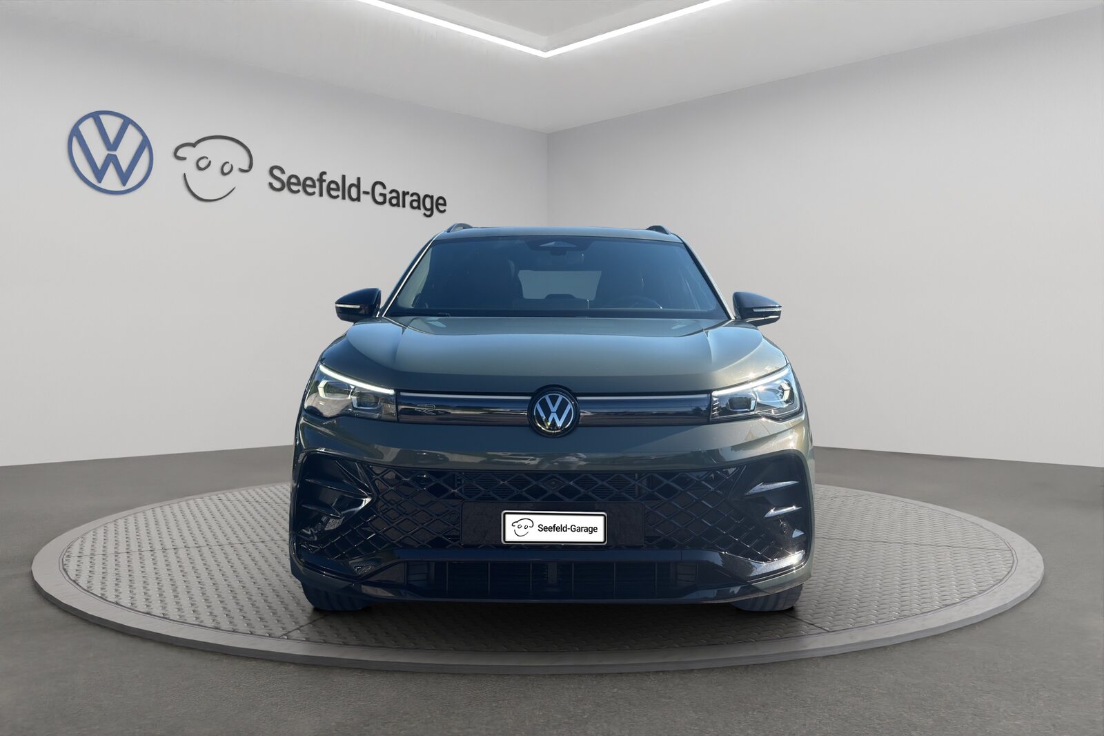 VW Tiguan R-Line, Petrol, Second hand / Used, Automatic - 2