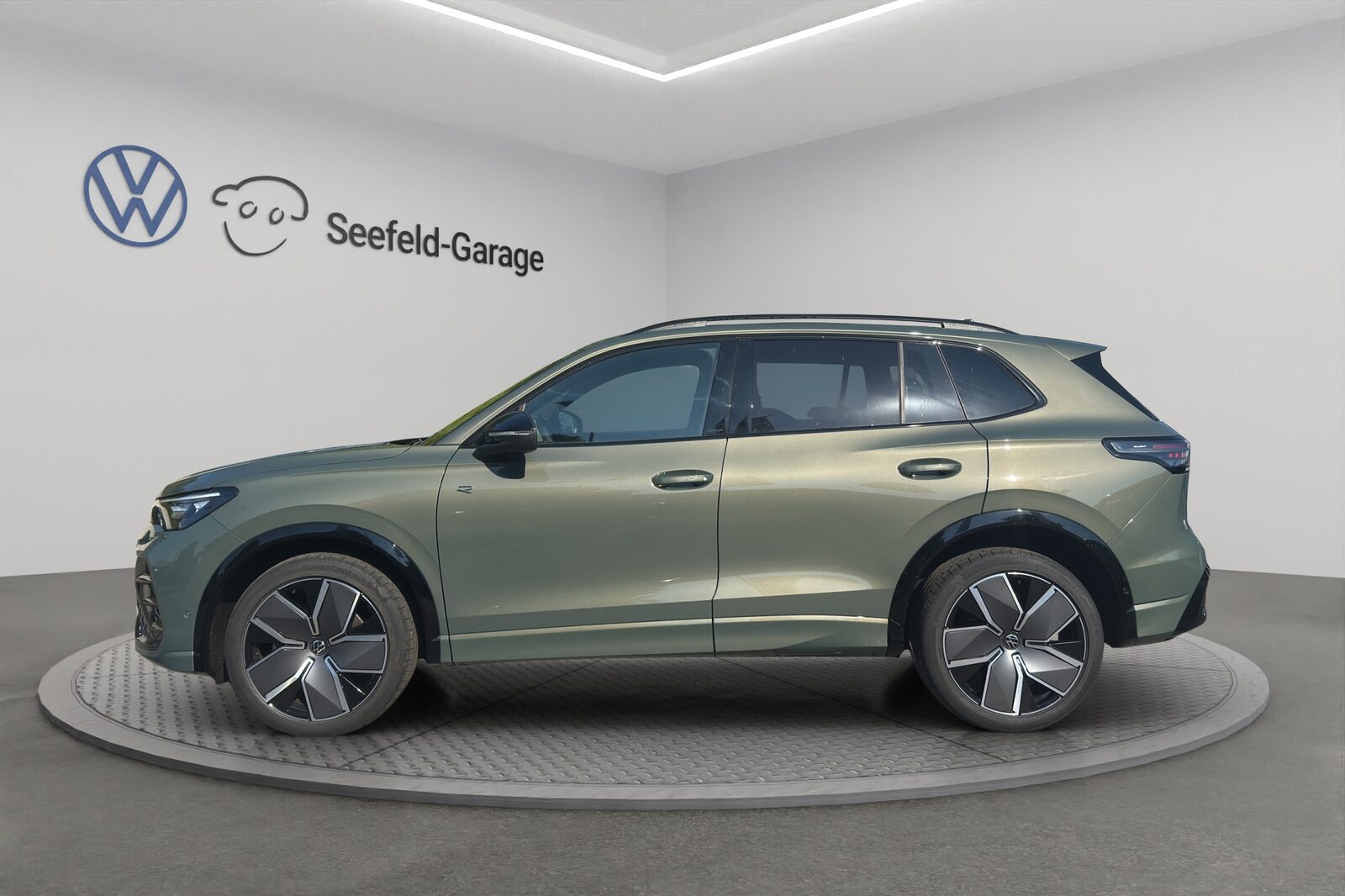 VW Tiguan R-Line, Petrol, Second hand / Used, Automatic - 3