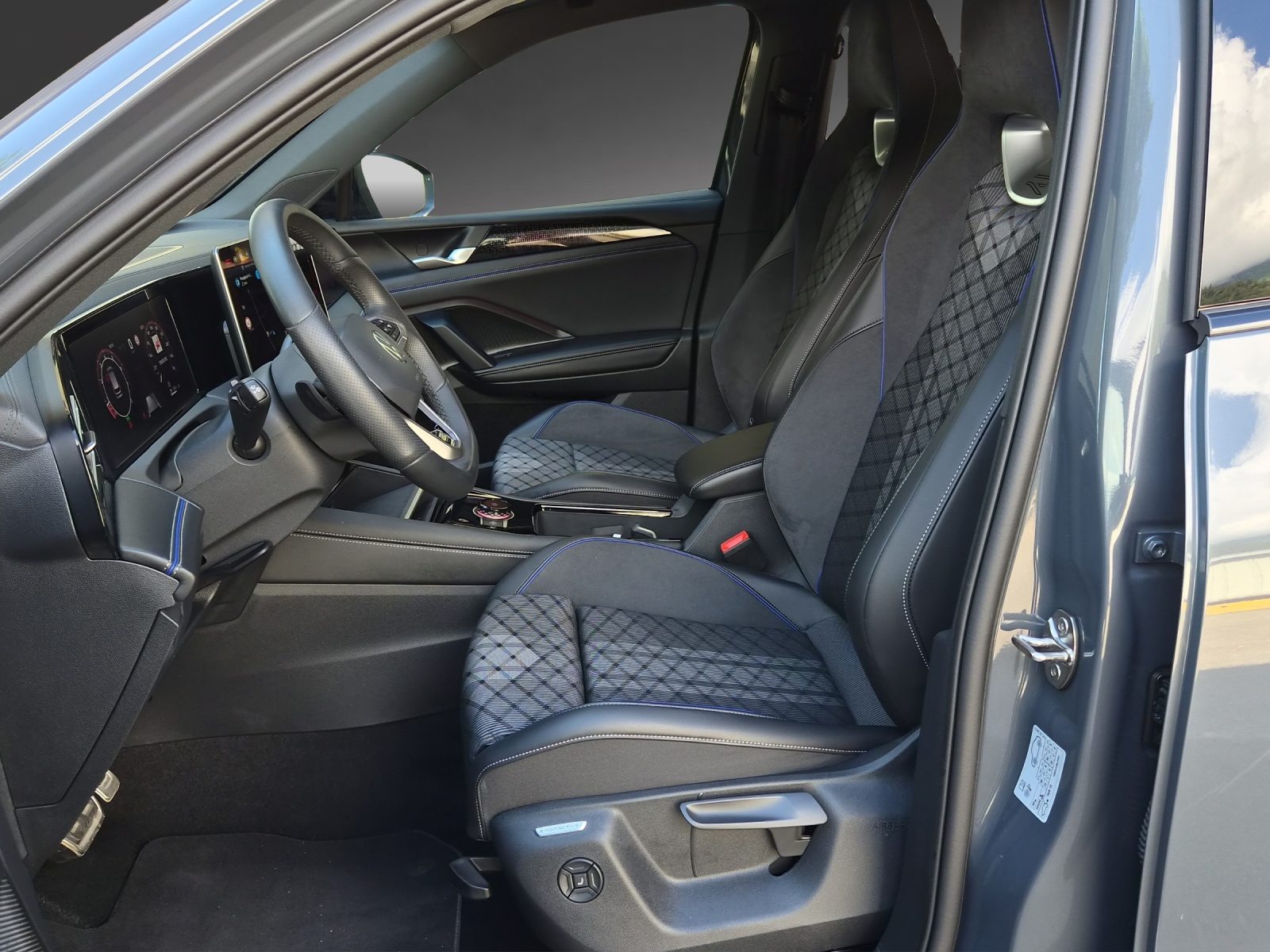 VW Tiguan R-Line, Benzin, Occasion / Gebraucht, Automatik - 6