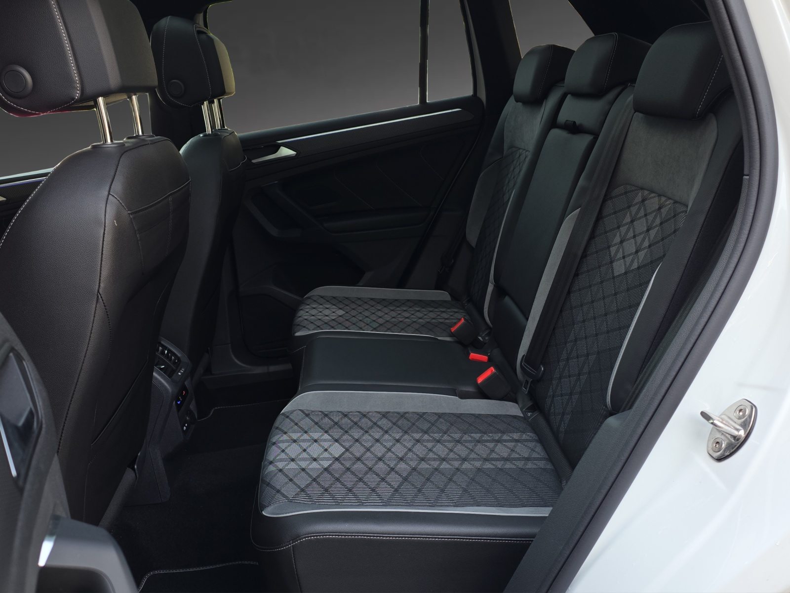 VW Tiguan R-Line, Benzin, Occasion / Gebraucht, Automatik - 7