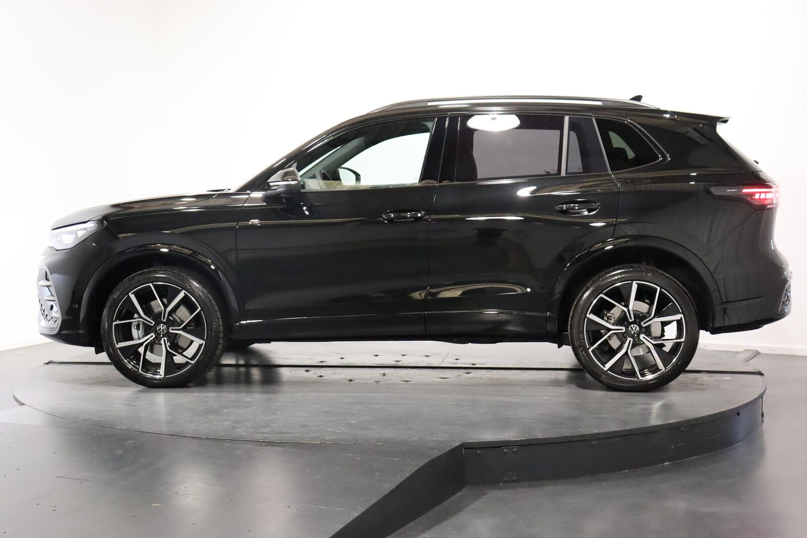 VW Tiguan 2.0 TSI R-Line DSG 4motion, Benzin, Occasion / Gebraucht, Automatik - 4