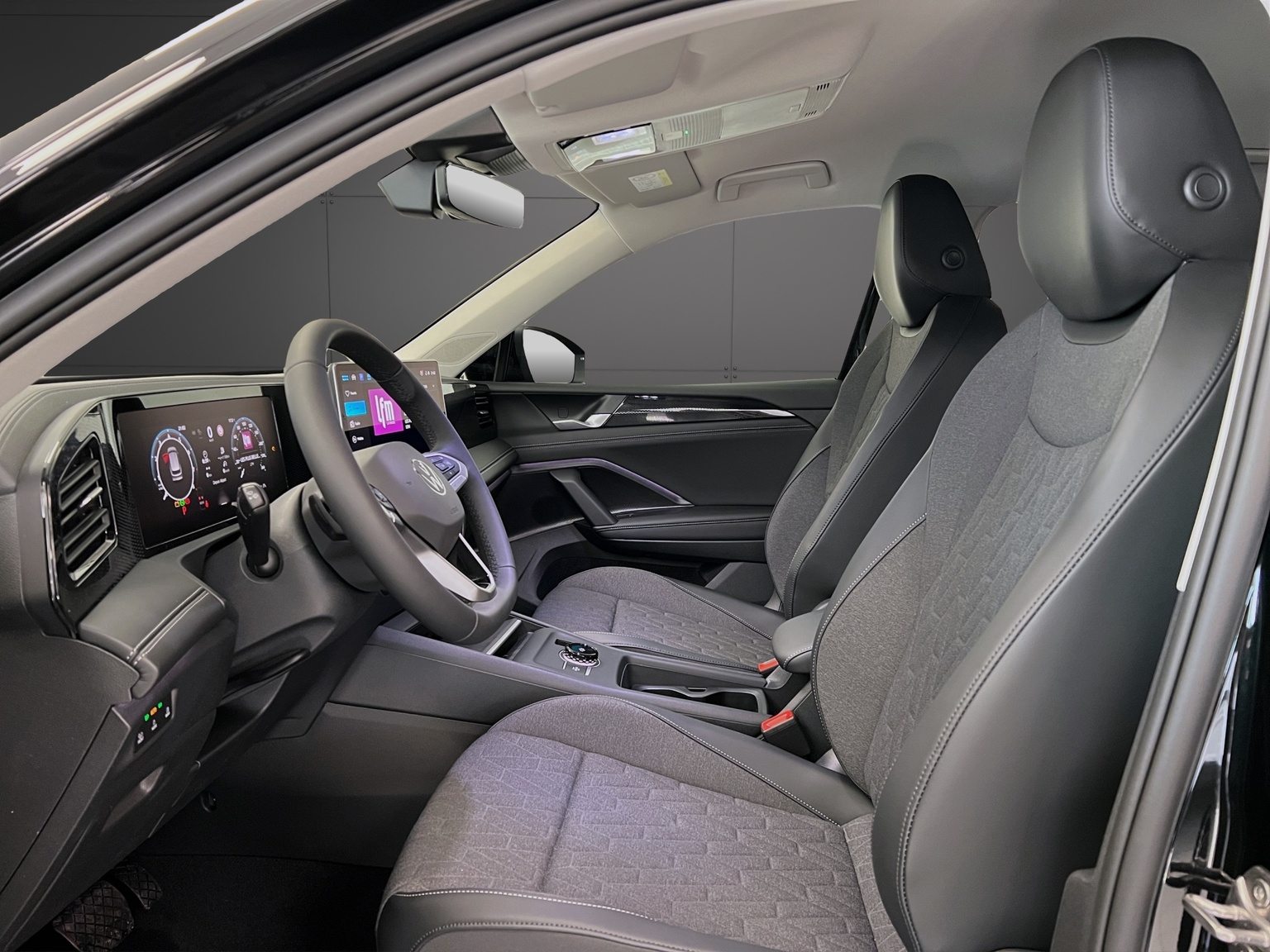 VW Tiguan UNITED, Benzin, Occasion / Gebraucht, Automatik - 6