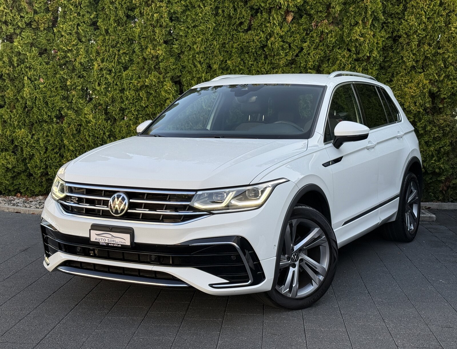 VW Tiguan 2.0 TDI SCR R-Line 4Motion DSG mit AHK / Neues Mod, Diesel, Occasion / Gebraucht, Automatik - 3