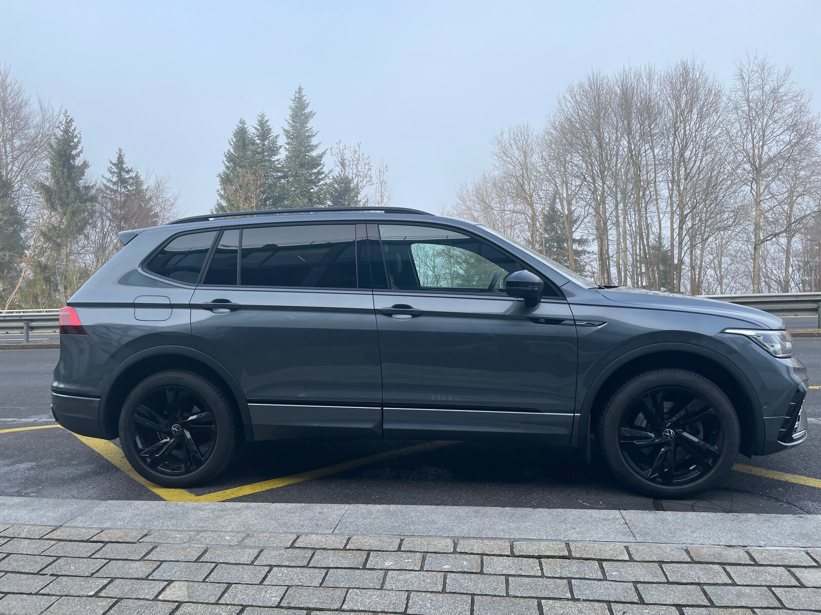VW Tiguan 2.0TSI R-Line 4Motion DSG 7 Sitzer mit AHK, Benzina, Occasioni / Usate, Automatico - 4