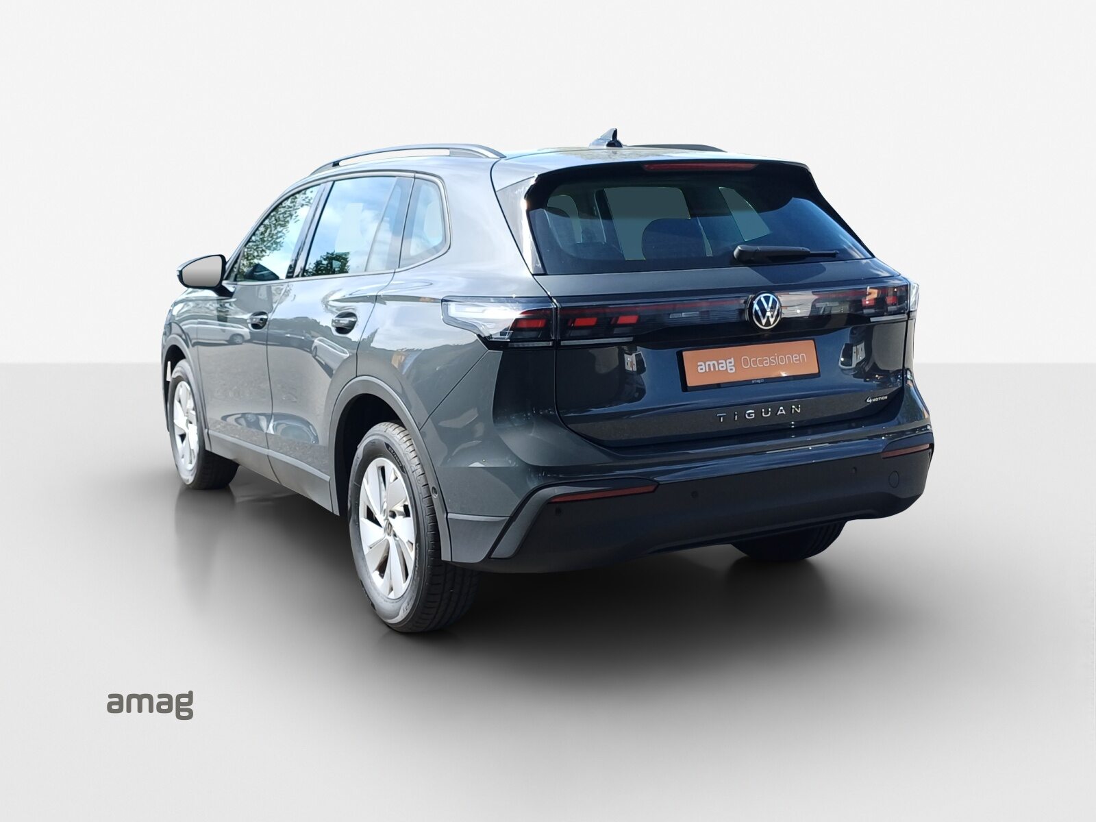 VW Tiguan Life, Petrol, Second hand / Used, Automatic - 3