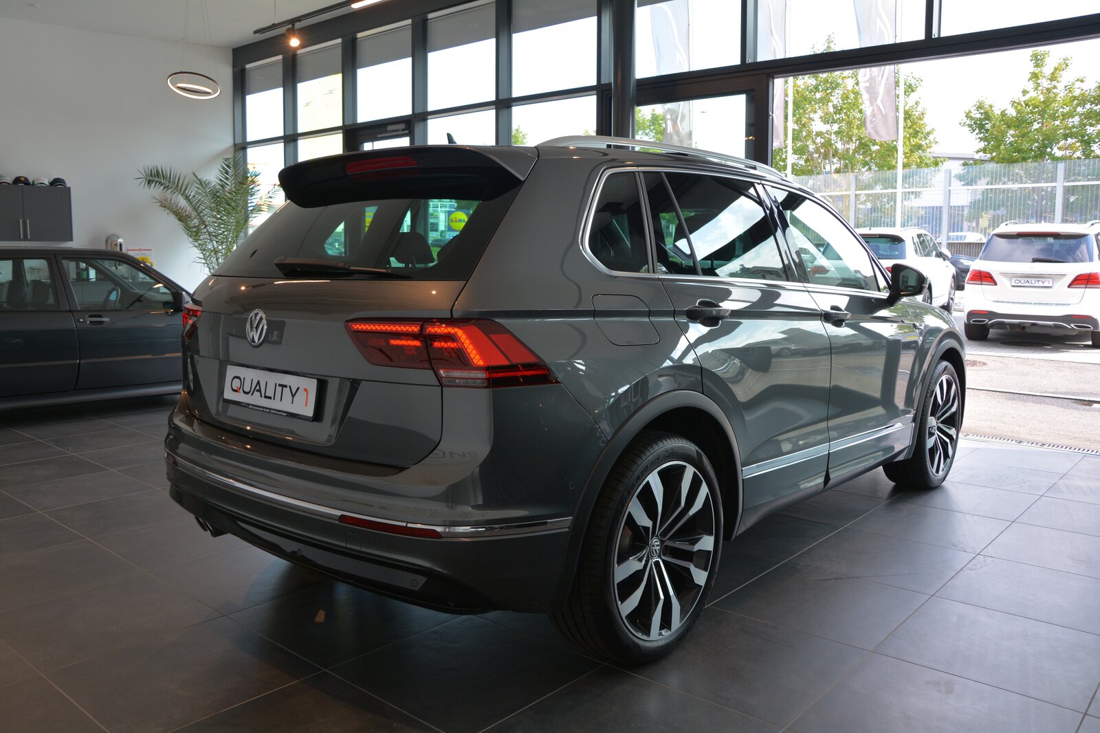 VW Tiguan 2.0 TDI SCR Highline 4Motion DSG R-Line, Diesel, Occasion / Gebraucht, Automatik - 7