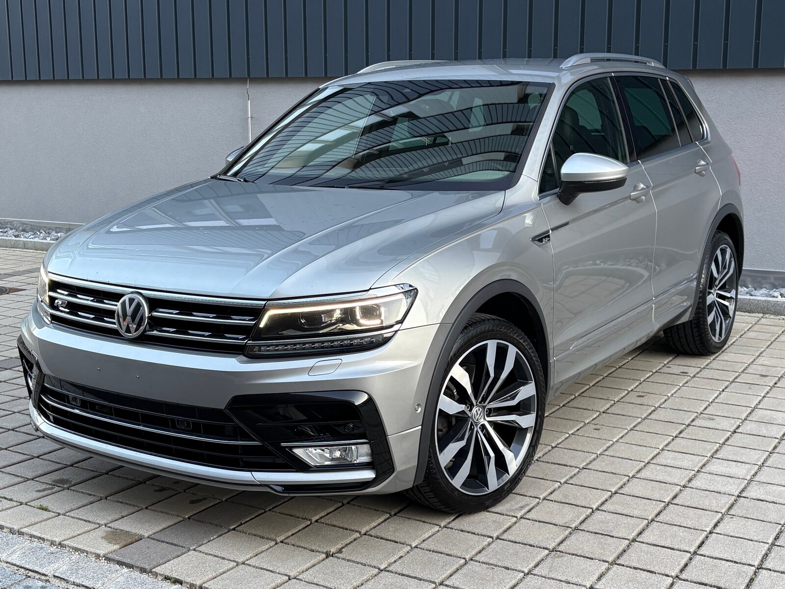 VW Tiguan 2.0TSI R-Line Highline 4Motion DSG frisch ab MFK
