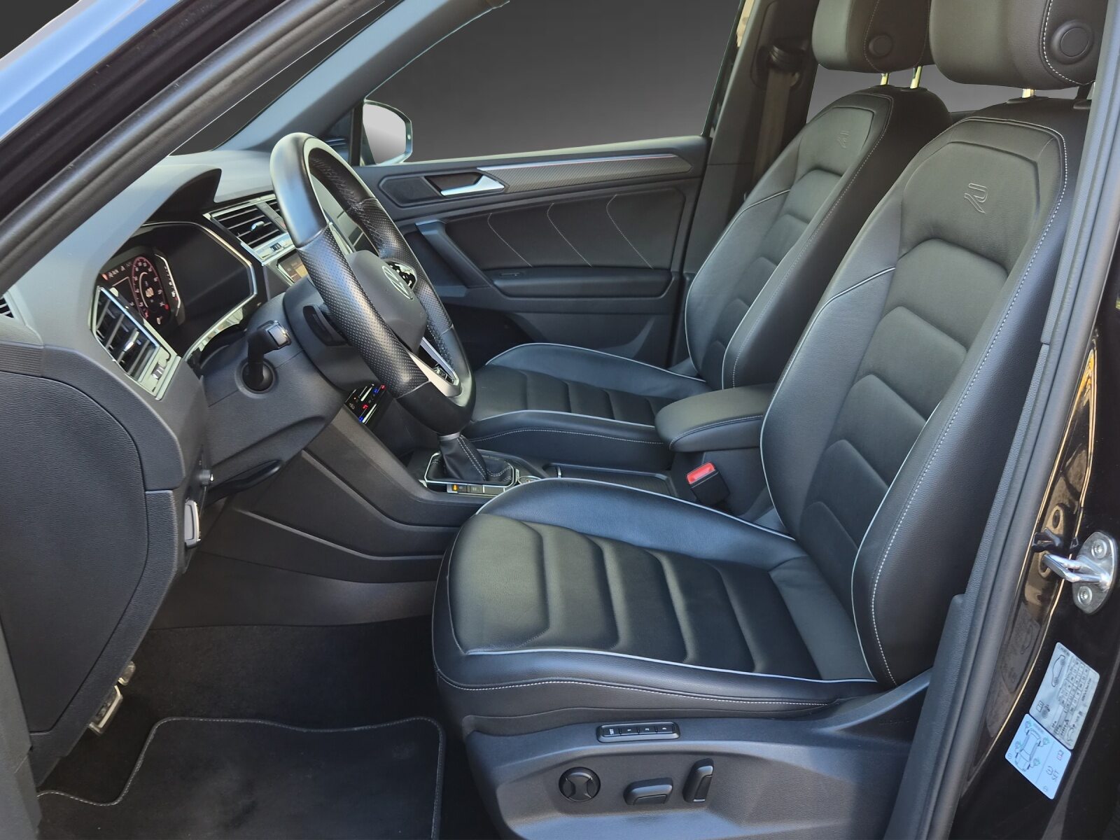 VW Tiguan R-Line, Benzin, Occasion / Gebraucht, Automatik - 6